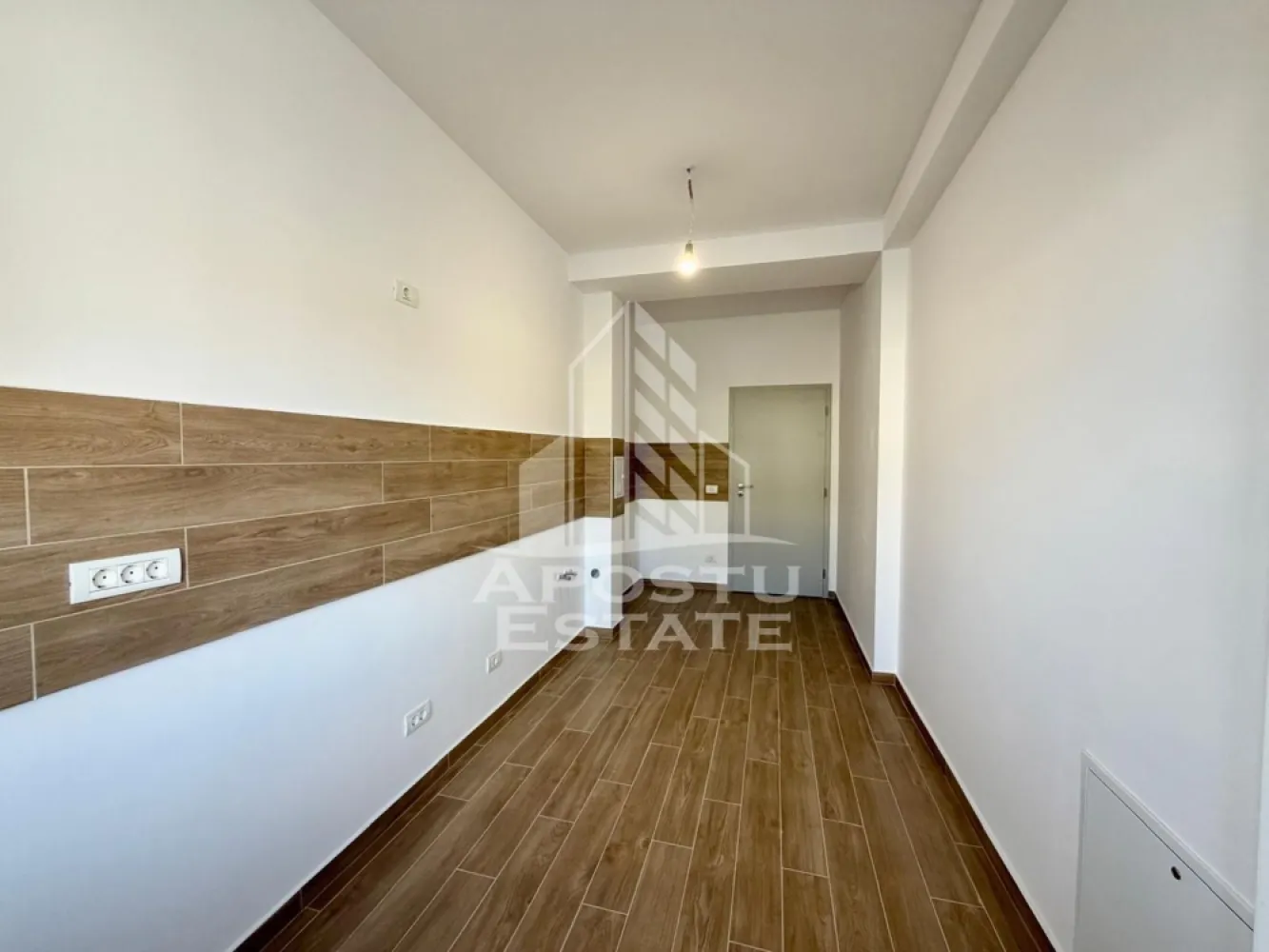 Apartament cu o camera nemobilat de inchiriat, Mosnita Noua - Agentia imobiliara APOSTU ESTATE va propune spre inchiriere un apartament cu o camera, spatios si luminos, situat in Mosnita Noua, o zona linistita si bine pozitionata cu acces rapid spre Timisoara, potrivit pentru cupluri,familii, sau studenti care isi doresc o locuinta unde sa se simta confortabil si cu acces facil catre scoli, statii de autobuz, supermarketuri , magazine de zona, parcuri.

Suprafata utila: 38 mp
Compartimentare eficienta:
-Hol de acces generos
-Bucatarie
-Spatiu de depozitare
-Camera principala cu iesire directa in terasa
-Baie prevazuta cu dus si geam

Confort si facilitati:
-Incalzirea apartamentului: centrala proprie cu incalzire prin pardoseala
- 2 locuri de parcare in curte privata

Localizare:
-Timis, Mosnita Noua– acces facil spre magazine, supermarketul Lidl, scoli, parcuri si mijloace de transport in comun.

Disponibilitate: imediata
Pret chirie lunara nemobilat: 320 euro
Pret chirie lunara mobilat: 350 euro
Programeaza o vizionare pentru a-ti putea imagina viitorul aici!
ID intern: CP3069282