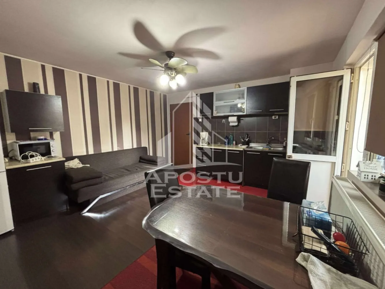 Apartament cu 3 camere de vanzare, zona Dambovita, Timisoara - APOSTU ESTATE va propune spre vanzare un apartament cu 2 camere transformat in 3, spatios si luminos, semidecomandat, in judetul Timis, Timisoara, zona Dambovita, 
Apartamentul este situat la parter si are o suprafata de 54 mp.
Compartimentare:
- Hol mare de acces
- Living open space cu bucataria
- 2 Dormitoare
- Baie cu geam
Confortul termic este realizat prin intermediul centralei proprii pe gaz si a aparatului de aer conditionat.
Zona foarte linistita cu numeroase facilitati si puncte de interes precum: acces rapid si usor la mijloacele de transport in comun, mall-ul Shopping City la cateva minute distanta, piata si alte supermarket-uri in apropiere, farmacii, institutii de invatamant, restaurante, baruri, cafenele si multe altele.
Agentia imobiliara Apostu Estate va ofera consultanta bancara gratuita prin intermediul colaboratorilor nostri pentru alegerea celui mai potrivit tip de credit, astfel incat tu sa devi noul proprietar al acestui apartament.
Va asteptam cu drag la o vizionare chiar si astazi!
ID intern: CP3069264.