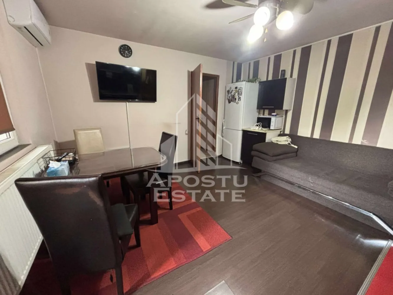 Apartament cu 3 camere de vanzare, zona Dambovita, Timisoara - APOSTU ESTATE va propune spre vanzare un apartament cu 2 camere transformat in 3, spatios si luminos, semidecomandat, in judetul Timis, Timisoara, zona Dambovita, 
Apartamentul este situat la parter si are o suprafata de 54 mp.
Compartimentare:
- Hol mare de acces
- Living open space cu bucataria
- 2 Dormitoare
- Baie cu geam
Confortul termic este realizat prin intermediul centralei proprii pe gaz si a aparatului de aer conditionat.
Zona foarte linistita cu numeroase facilitati si puncte de interes precum: acces rapid si usor la mijloacele de transport in comun, mall-ul Shopping City la cateva minute distanta, piata si alte supermarket-uri in apropiere, farmacii, institutii de invatamant, restaurante, baruri, cafenele si multe altele.
Agentia imobiliara Apostu Estate va ofera consultanta bancara gratuita prin intermediul colaboratorilor nostri pentru alegerea celui mai potrivit tip de credit, astfel incat tu sa devi noul proprietar al acestui apartament.
Va asteptam cu drag la o vizionare chiar si astazi!
ID intern: CP3069264.