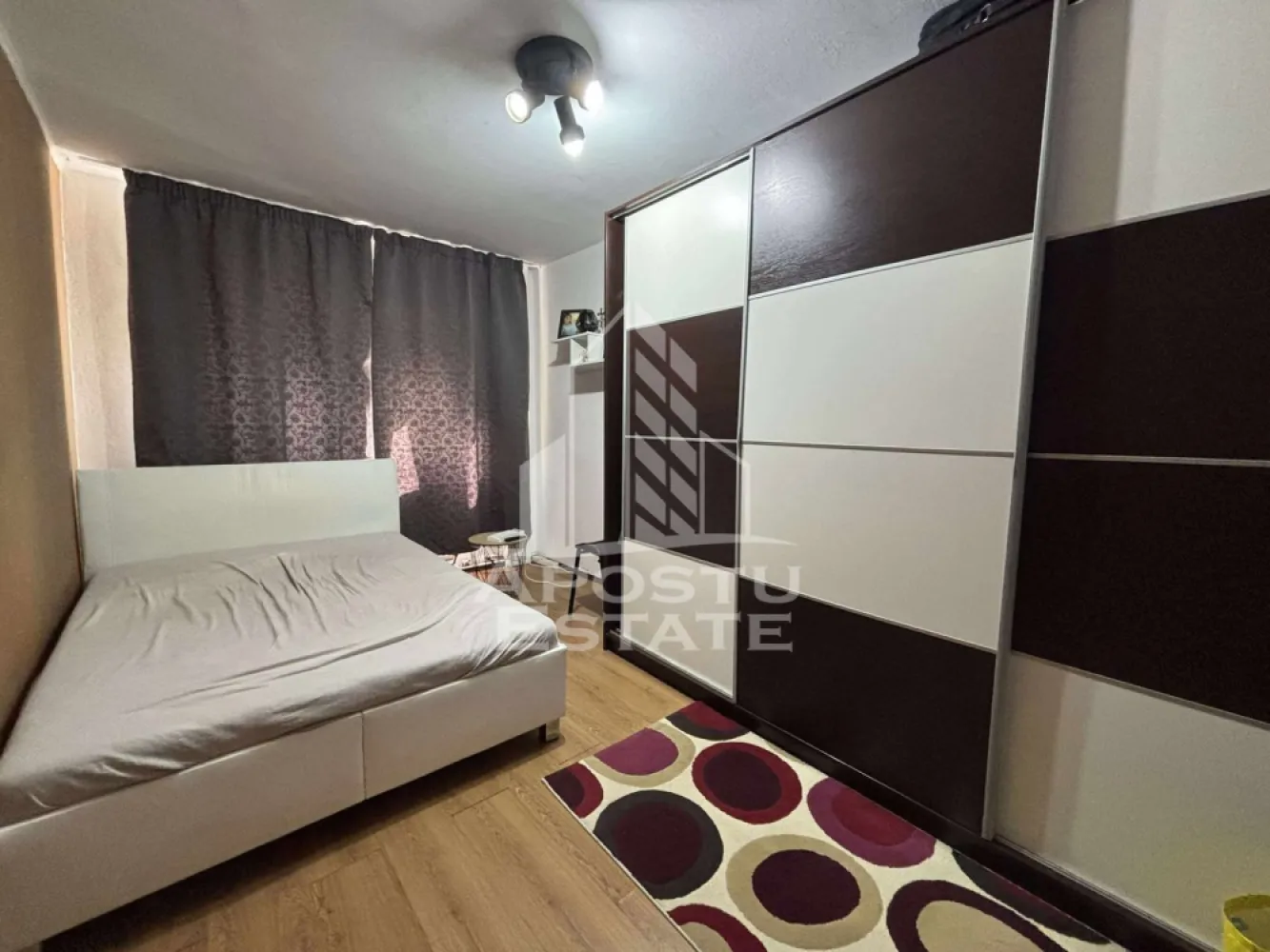 Apartament cu 3 camere de vanzare, zona Dambovita, Timisoara - APOSTU ESTATE va propune spre vanzare un apartament cu 2 camere transformat in 3, spatios si luminos, semidecomandat, in judetul Timis, Timisoara, zona Dambovita, 
Apartamentul este situat la parter si are o suprafata de 54 mp.
Compartimentare:
- Hol mare de acces
- Living open space cu bucataria
- 2 Dormitoare
- Baie cu geam
Confortul termic este realizat prin intermediul centralei proprii pe gaz si a aparatului de aer conditionat.
Zona foarte linistita cu numeroase facilitati si puncte de interes precum: acces rapid si usor la mijloacele de transport in comun, mall-ul Shopping City la cateva minute distanta, piata si alte supermarket-uri in apropiere, farmacii, institutii de invatamant, restaurante, baruri, cafenele si multe altele.
Agentia imobiliara Apostu Estate va ofera consultanta bancara gratuita prin intermediul colaboratorilor nostri pentru alegerea celui mai potrivit tip de credit, astfel incat tu sa devi noul proprietar al acestui apartament.
Va asteptam cu drag la o vizionare chiar si astazi!
ID intern: CP3069264.