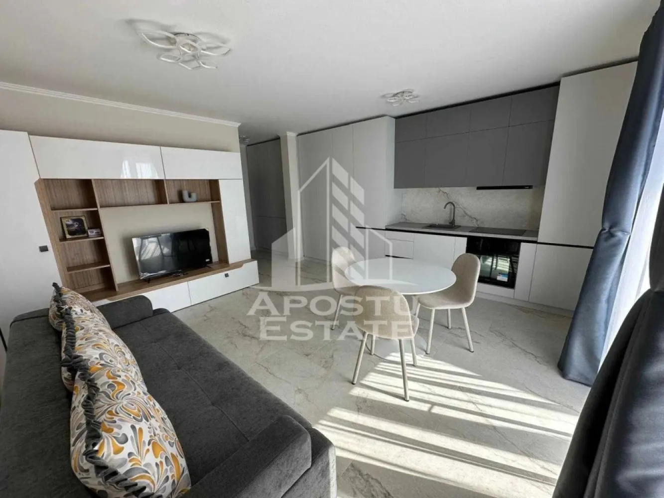 Apartament cu 1 camera de inchiriat, Giroc, Timis - APOSTU ESTATE va propune spre inchiriere apartament cu o camera, mobilat si utilat modern, open space, localizat in judetul Timis, Giroc.
Apartamentul este situat la etajul 3 si are o suprafata de 31 mp.
Compartimentare:
- Hol acces
- Living open space cu bucataria
- Baie
- Balcon deschis
Confortul termic este realizat prin intermediul incalzirii prin pardoseala.
Va asteptam cu drag la o vizionare!
ID intern: CP3069092.
