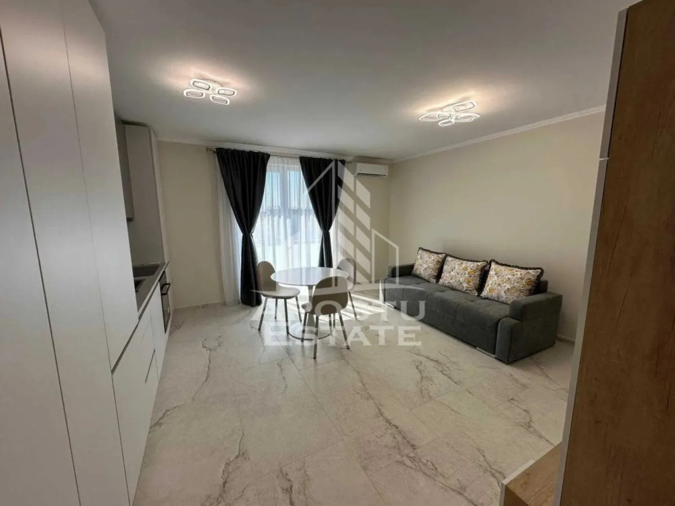 Apartament cu 1 camera de inchiriat, Giroc, Timis - APOSTU ESTATE va propune spre inchiriere apartament cu o camera, mobilat si utilat modern, open space, localizat in judetul Timis, Giroc.
Apartamentul este situat la etajul 3 si are o suprafata de 31 mp.
Compartimentare:
- Hol acces
- Living open space cu bucataria
- Baie
- Balcon deschis
Confortul termic este realizat prin intermediul incalzirii prin pardoseala.
Va asteptam cu drag la o vizionare!
ID intern: CP3069092.