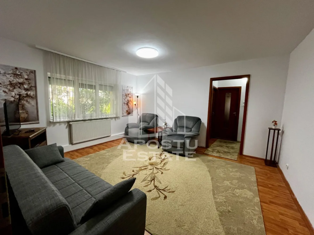 Apartament 2 camere de vanzare, zona Dambovita, Timisoara - Agentia imobiliara APOSTU ESTATE va propune spre vanzare un apartament cu 2 camere, semidecomandat, parter inalt /4, situat in zona Dambovita/Sagului/Liviu Rebreanu din Timisoara, judetul Timis.

Apartamentul este amplasat la parterul inalt/4 al unui imobil construit in 1980 si are o suprafata utila de 50,29 mp plus garaj cu CF separat de 15,55 mp. Subsolul blocului este izolat si apartamentul are canalizare separata.
Confortul termic se realizeaza prin intermediul centralei proprii pe gaz cu sistem de incalzire prin calorifere, centrala a fost schimbata recent in luna aprilie si este in garantie.
Compartimentare:
- hol acces spatios
-bucatarie inchisa cu debara pentru depozitare
-living
-dormitor
- baie cu cada si geam de aerisire.
Proprietatea se vinde cum se vede in imagini si este o varianta ideala pentru familii, cuplu, investitie.
Imbunatatiri aduse de catre proprietar:
-centrala proprie pe gaz noua 
-robiner calorifer cu cap termostat la fiecare calorifer 
-proaspat zugravit
-unele corpuri de mobila si electrocasnice noi in garantie
-jaluzele exterioare din lemn

Vecinatati: Mijloace transport in comun la 3 min de mers pe jos tramvaiul nr.9 si la 9 min autobuzul 33 si E8 ,farmacii,banci, scoala si gradinita la 5 min de mers pe jos, Profi la 5 minute de mers pe jos,Shopping City la 6 minute cu masina, Centrul orasului la 12 minute cu masina.

Agentia imobiliara Apostu Estate va ofera consultanta bancara gratuita prin intermediul colaboratorilor nostri pentru alegerea celui mai potrivit tip de credit, astfel incat tu sa devi noul proprietar al acestui apartament.
Va asteptam cu drag la o vizionare!
Id Intern: CP3068883