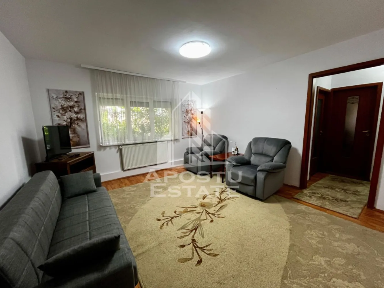 Apartament 2 camere de vanzare, zona Dambovita, Timisoara - Agentia imobiliara APOSTU ESTATE va propune spre vanzare un apartament cu 2 camere, semidecomandat, parter inalt /4, situat in zona Dambovita/Sagului/Liviu Rebreanu din Timisoara, judetul Timis.

Apartamentul este amplasat la parterul inalt/4 al unui imobil construit in 1980 si are o suprafata utila de 50,29 mp plus garaj cu CF separat de 15,55 mp. Subsolul blocului este izolat si apartamentul are canalizare separata.
Confortul termic se realizeaza prin intermediul centralei proprii pe gaz cu sistem de incalzire prin calorifere, centrala a fost schimbata recent in luna aprilie si este in garantie.
Compartimentare:
- hol acces spatios
-bucatarie inchisa cu debara pentru depozitare
-living
-dormitor
- baie cu cada si geam de aerisire.
Proprietatea se vinde cum se vede in imagini si este o varianta ideala pentru familii, cuplu, investitie.
Imbunatatiri aduse de catre proprietar:
-centrala proprie pe gaz noua 
-robiner calorifer cu cap termostat la fiecare calorifer 
-proaspat zugravit
-unele corpuri de mobila si electrocasnice noi in garantie
-jaluzele exterioare din lemn

Vecinatati: Mijloace transport in comun la 3 min de mers pe jos tramvaiul nr.9 si la 9 min autobuzul 33 si E8 ,farmacii,banci, scoala si gradinita la 5 min de mers pe jos, Profi la 5 minute de mers pe jos,Shopping City la 6 minute cu masina, Centrul orasului la 12 minute cu masina.

Agentia imobiliara Apostu Estate va ofera consultanta bancara gratuita prin intermediul colaboratorilor nostri pentru alegerea celui mai potrivit tip de credit, astfel incat tu sa devi noul proprietar al acestui apartament.
Va asteptam cu drag la o vizionare!
Id Intern: CP3068883