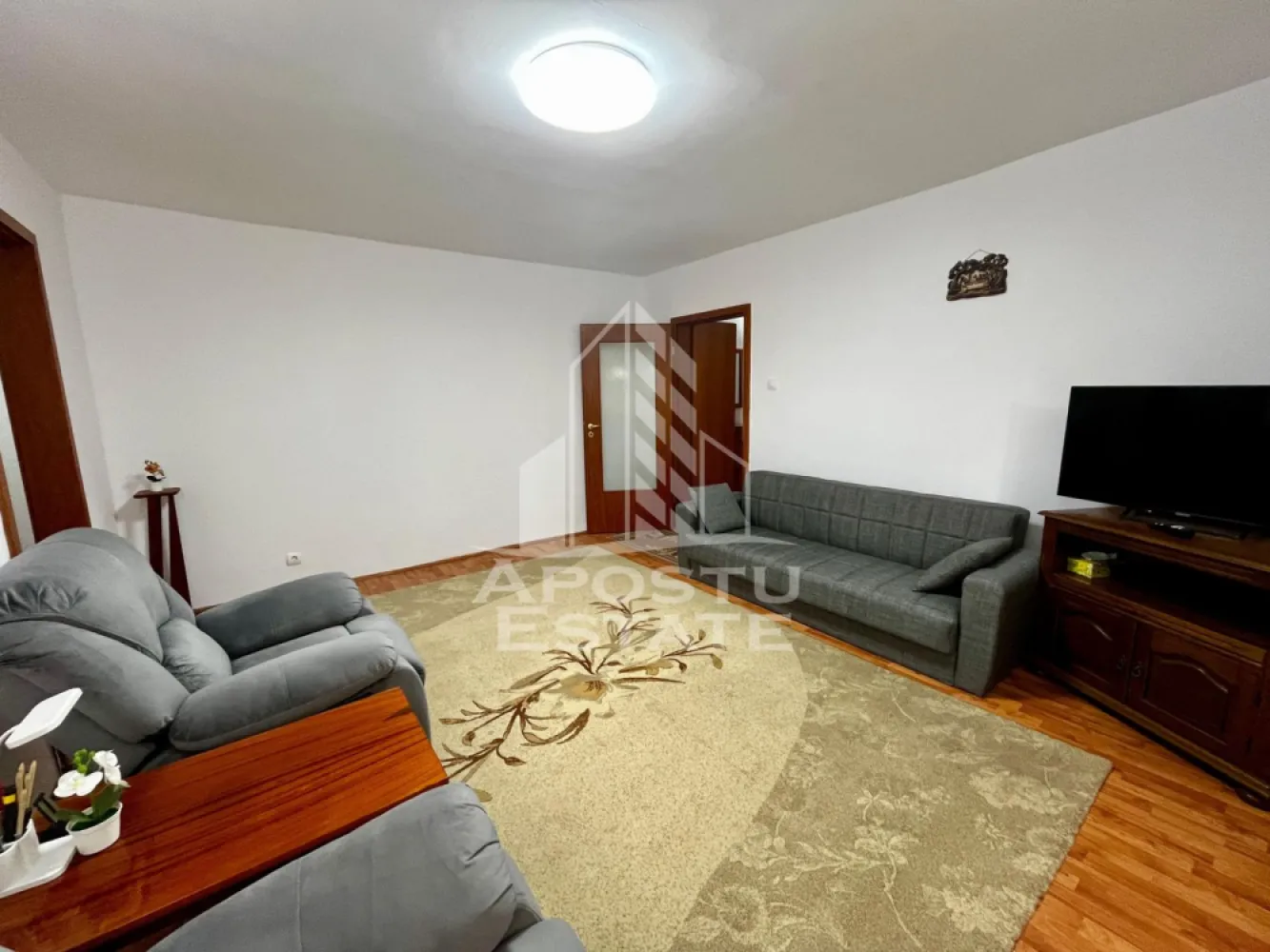 Apartament 2 camere de vanzare, zona Dambovita, Timisoara - Agentia imobiliara APOSTU ESTATE va propune spre vanzare un apartament cu 2 camere, semidecomandat, parter inalt /4, situat in zona Dambovita/Sagului/Liviu Rebreanu din Timisoara, judetul Timis.

Apartamentul este amplasat la parterul inalt/4 al unui imobil construit in 1980 si are o suprafata utila de 50,29 mp plus garaj cu CF separat de 15,55 mp. Subsolul blocului este izolat si apartamentul are canalizare separata.
Confortul termic se realizeaza prin intermediul centralei proprii pe gaz cu sistem de incalzire prin calorifere, centrala a fost schimbata recent in luna aprilie si este in garantie.
Compartimentare:
- hol acces spatios
-bucatarie inchisa cu debara pentru depozitare
-living
-dormitor
- baie cu cada si geam de aerisire.
Proprietatea se vinde cum se vede in imagini si este o varianta ideala pentru familii, cuplu, investitie.
Imbunatatiri aduse de catre proprietar:
-centrala proprie pe gaz noua 
-robiner calorifer cu cap termostat la fiecare calorifer 
-proaspat zugravit
-unele corpuri de mobila si electrocasnice noi in garantie
-jaluzele exterioare din lemn

Vecinatati: Mijloace transport in comun la 3 min de mers pe jos tramvaiul nr.9 si la 9 min autobuzul 33 si E8 ,farmacii,banci, scoala si gradinita la 5 min de mers pe jos, Profi la 5 minute de mers pe jos,Shopping City la 6 minute cu masina, Centrul orasului la 12 minute cu masina.

Agentia imobiliara Apostu Estate va ofera consultanta bancara gratuita prin intermediul colaboratorilor nostri pentru alegerea celui mai potrivit tip de credit, astfel incat tu sa devi noul proprietar al acestui apartament.
Va asteptam cu drag la o vizionare!
Id Intern: CP3068883