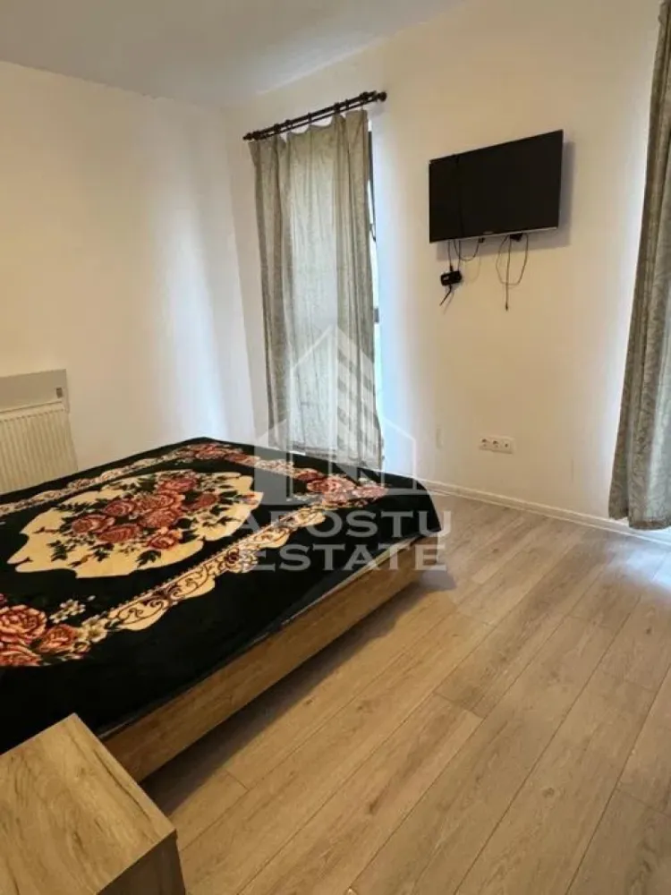 Apartament cu 2 camere, Timisoara, Calea Girocului, Centrala proprie - Agentia imobiliara APOSTU ESTATE va propune spre inchiriere un apartament cu 2 camere, situat in judetul Timis, Timisoara,zona Calea Girocului, o zona linistita si bine pozitionata pentru cupluri sau familii care isi doresc o locuinta unde sa se simta confortabil si cu acces facil catre scoli, supermarketuri , magazine de zona.
Suprafata utila: 60 mp
Compartimentare eficienta:
-Hol de acces.
-Living room spatios si luminos.
-Bucatarie inchisa mobiliata si utilata.
-Dormitor matrimonial.
-Baie cu cada.
Confort si facilitati:
-Confort termic: Incalzirea este realizata prin calorifere, centrala proprie.
-Nu se accepta animale de companie de catre proprietar.
Localizare:

-Timis, Timisoara, zona Girocului, acces facil - Esso, Simplu Bistro, Profi.
Ideal pentru:

-Cupluri.

-Persoane singure. 

-Familii.

Disponibilitate: Imediata.

Pret chirie lunara: 400 euro, negociabil.

Programeaza o vizionare pentru a-ti putea imagina viitorul aici!

ID Intern : CP3068844