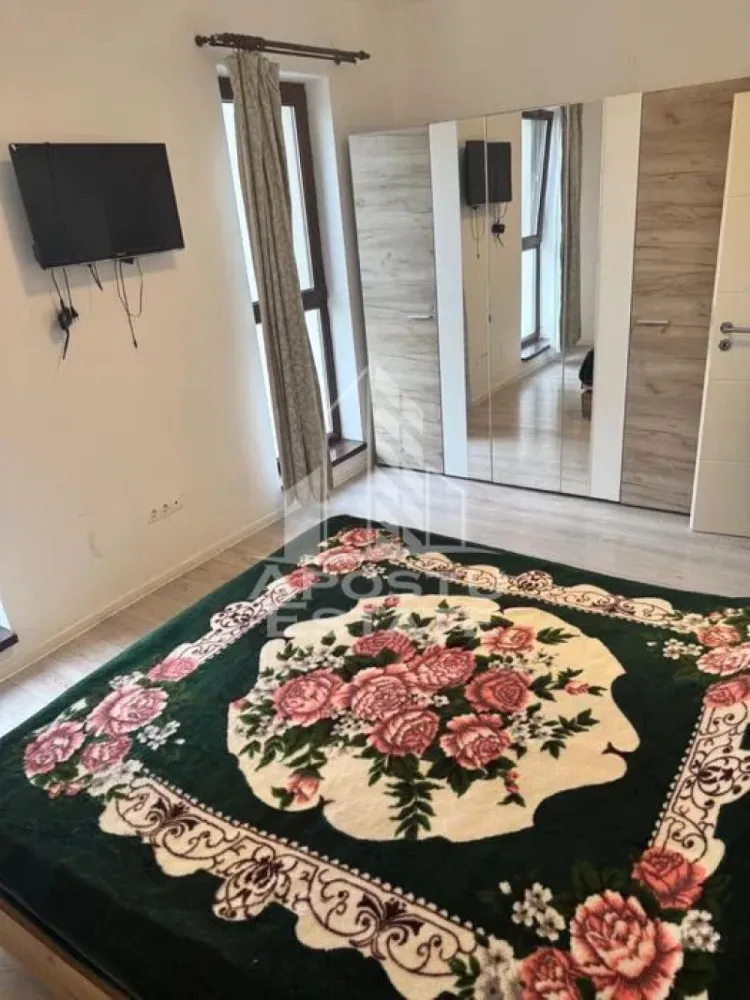 Apartament cu 2 camere, Timisoara, Calea Girocului, Centrala proprie - Agentia imobiliara APOSTU ESTATE va propune spre inchiriere un apartament cu 2 camere, situat in judetul Timis, Timisoara,zona Calea Girocului, o zona linistita si bine pozitionata pentru cupluri sau familii care isi doresc o locuinta unde sa se simta confortabil si cu acces facil catre scoli, supermarketuri , magazine de zona.
Suprafata utila: 60 mp
Compartimentare eficienta:
-Hol de acces.
-Living room spatios si luminos.
-Bucatarie inchisa mobiliata si utilata.
-Dormitor matrimonial.
-Baie cu cada.
Confort si facilitati:
-Confort termic: Incalzirea este realizata prin calorifere, centrala proprie.
-Nu se accepta animale de companie de catre proprietar.
Localizare:

-Timis, Timisoara, zona Girocului, acces facil - Esso, Simplu Bistro, Profi.
Ideal pentru:

-Cupluri.

-Persoane singure. 

-Familii.

Disponibilitate: Imediata.

Pret chirie lunara: 400 euro, negociabil.

Programeaza o vizionare pentru a-ti putea imagina viitorul aici!

ID Intern : CP3068844