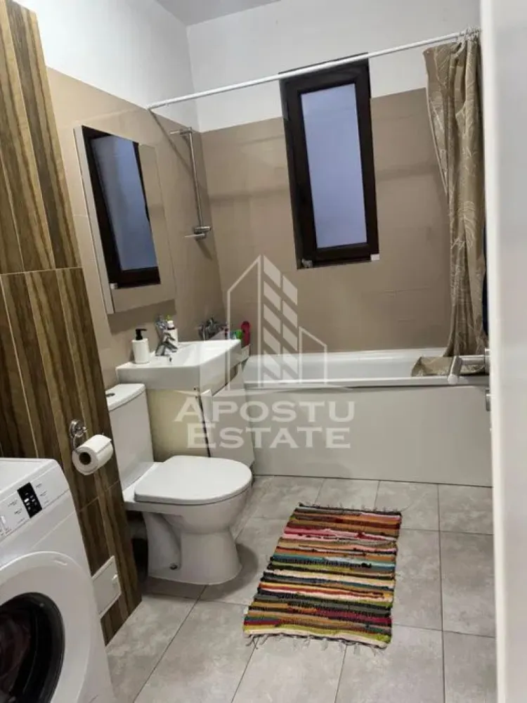 Apartament cu 2 camere, Timisoara, Calea Girocului, Centrala proprie - Agentia imobiliara APOSTU ESTATE va propune spre inchiriere un apartament cu 2 camere, situat in judetul Timis, Timisoara,zona Calea Girocului, o zona linistita si bine pozitionata pentru cupluri sau familii care isi doresc o locuinta unde sa se simta confortabil si cu acces facil catre scoli, supermarketuri , magazine de zona.
Suprafata utila: 60 mp
Compartimentare eficienta:
-Hol de acces.
-Living room spatios si luminos.
-Bucatarie inchisa mobiliata si utilata.
-Dormitor matrimonial.
-Baie cu cada.
Confort si facilitati:
-Confort termic: Incalzirea este realizata prin calorifere, centrala proprie.
-Nu se accepta animale de companie de catre proprietar.
Localizare:

-Timis, Timisoara, zona Girocului, acces facil - Esso, Simplu Bistro, Profi.
Ideal pentru:

-Cupluri.

-Persoane singure. 

-Familii.

Disponibilitate: Imediata.

Pret chirie lunara: 400 euro, negociabil.

Programeaza o vizionare pentru a-ti putea imagina viitorul aici!

ID Intern : CP3068844