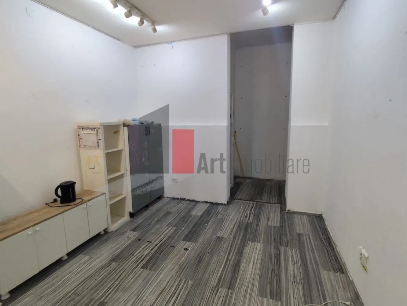 Spatiu comercial de inchiriat in zona Rosetti/Biserica Armeneasca - De închiriat – Spațiu comercial ultracentral, vizibilitate excelentă – Bd. Carol

Oferim spre închiriere un spațiu comercial ultracentral, poziționat strategic pe Bulevardul Carol, la intersecție, într-o zonă cu trafic pietonal intens și expunere maximă. Vitrina generoasă de aproximativ 5 metri liniari este orientată direct către bulevard, oferind vizibilitate excelentă pentru orice tip de afacere.

Spațiul are o suprafață utilă de 22 mp și este compartimentat eficient în două încăperi:

Cameră de vânzare – ideală pentru activitate comercială directă

Cameră pentru depozitare – perfectă pentru stocuri sau organizare logistică

În plus, spațiul dispune de grup sanitar propriu și toate utilitățile necesare desfășurării activităților comerciale sau HoReCa.

Detalii tehnice și avantaje:

Suprafață utilă: 22 mp

Deschidere vitrină: ~5 ml, direct la bulevard

Compartimentare: 2 camere (vânzare + depozitare)

Grup sanitar propriu

Curent trifazic

Apă curentă și canalizare

Localizare premium:

Poziționat la intersecție, cu expunere excelentă

La doar 10 metri de spațiu se află două stații de transport public (autobuz și tramvai)

Acces facil pentru clienți și vizibilitate crescută datorită fluxului constant de pietoni și trafic auto

Alte beneficii:

Pretabil pentru toate domeniile, inclusiv HoReCa

Posibilitate montare burlan și tubulatură

Ideal pentru magazin, cafenea, bistro, servicii sau birou

Condiții de închiriere:

1 lună chirie + 1 lună garanție

Se percepe comision

Spațiul reprezintă o oportunitate excelentă pentru dezvoltarea unei afaceri într-o zonă ultracentrală, cu vizibilitate ridicată și acces rapid la transport public.

Pentru vizionări sau informații suplimentare, vă stăm la dispoziție.

Răspund și pe WhatsApp.
