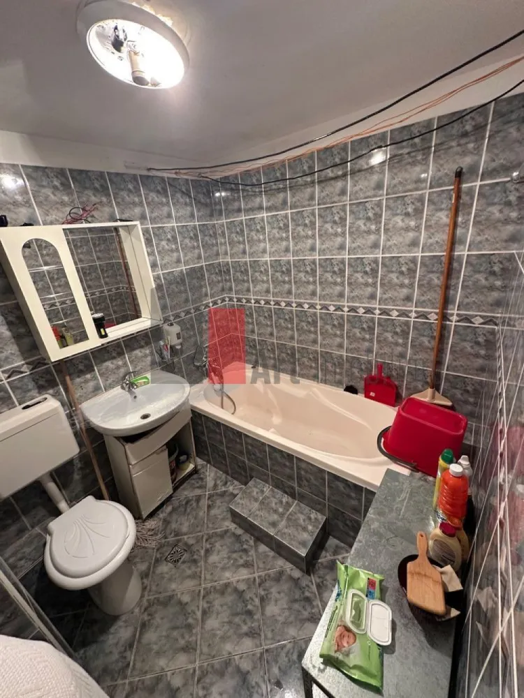 APARTAMENT 2 CAMERE MARGEANULUI- BUZOIENI - Va prezentam spre vanzare un apartament de 2 camere decomandat situat
 in zona Margeanului la etajul 5 din 8 in suprafata de 53 mp.
 Apartamentul are living, dormitor, baie, balcon si afost renovat in totalitate
 si se vinde partial mobilat.
 Pentru mai multe imformatii sau vizionare sunati la 0722 371 033.