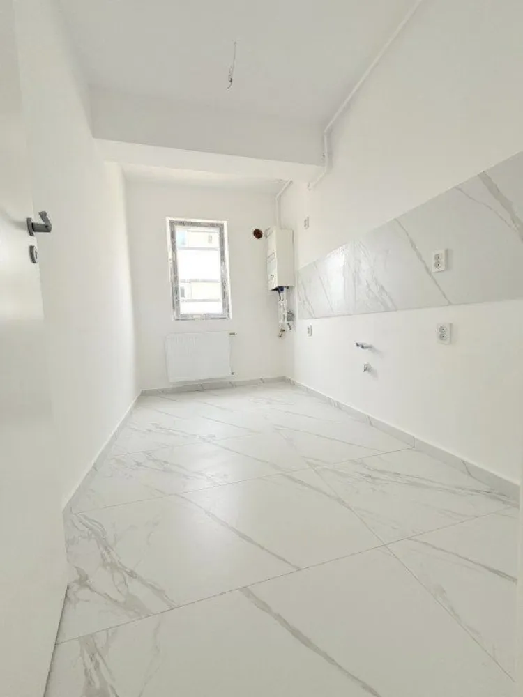 Apartament 2 camere mutare imediata Militari Residence - **TVA inclus**

*Comision 0%*

Vă prezentăm un apartament modern, situat în cartierul Militari Residence, ideal pentru cei care își doresc confort, acces rapid la facilități urbane și un stil de viață echilibrat.

Această proprietate reprezintă o alegere excelentă atât pentru locuit, cât și pentru investiție, fiind bine compartimentată și adaptată nevoilor actuale.

Detalii principale:

Locație: Apartamentul este amplasat în Militari Residence, cu acces facil către magazine, restaurante, parcuri și unități de învățământ.

Compartimentare: Dispune de 2 camere spațioase, potrivite pentru un cuplu sau o familie mică.

Design: Finisajele sunt moderne și de calitate, iar spațiile sunt luminoase și bine organizate, oferind un ambient plăcut și funcțional.

Balcon: Apartamentul beneficiază de balcon privat, ideal pentru momente de relaxare.

Facilități suplimentare:

Parcare: Loc de parcare disponibil contra cost, pentru un plus de confort și siguranță.

Siguranță: Cartierul este recunoscut pentru nivelul ridicat de siguranță și comunitatea bine dezvoltată.

Transport: Acces rapid la mijloace de transport în comun, cu legături facile către diverse zone din București.

Apartamentul oferă un echilibru foarte bun între confort, funcționalitate și poziționare, fiind o opțiune potrivită pentru cei care caută o locuință practică într-o zonă în continuă dezvoltare.

Pentru mai multe detalii sau pentru programarea unei vizionări, nu ezitați să ne contactați.