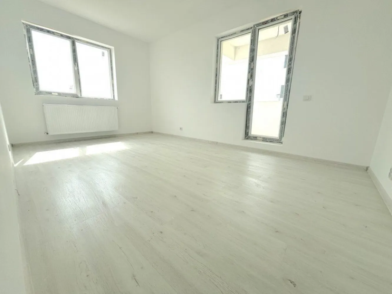 Apartament 2 camere mutare imediata Militari Residence - **TVA inclus**

*Comision 0%*

Vă prezentăm un apartament modern, situat în cartierul Militari Residence, ideal pentru cei care își doresc confort, acces rapid la facilități urbane și un stil de viață echilibrat.

Această proprietate reprezintă o alegere excelentă atât pentru locuit, cât și pentru investiție, fiind bine compartimentată și adaptată nevoilor actuale.

Detalii principale:

Locație: Apartamentul este amplasat în Militari Residence, cu acces facil către magazine, restaurante, parcuri și unități de învățământ.

Compartimentare: Dispune de 2 camere spațioase, potrivite pentru un cuplu sau o familie mică.

Design: Finisajele sunt moderne și de calitate, iar spațiile sunt luminoase și bine organizate, oferind un ambient plăcut și funcțional.

Balcon: Apartamentul beneficiază de balcon privat, ideal pentru momente de relaxare.

Facilități suplimentare:

Parcare: Loc de parcare disponibil contra cost, pentru un plus de confort și siguranță.

Siguranță: Cartierul este recunoscut pentru nivelul ridicat de siguranță și comunitatea bine dezvoltată.

Transport: Acces rapid la mijloace de transport în comun, cu legături facile către diverse zone din București.

Apartamentul oferă un echilibru foarte bun între confort, funcționalitate și poziționare, fiind o opțiune potrivită pentru cei care caută o locuință practică într-o zonă în continuă dezvoltare.

Pentru mai multe detalii sau pentru programarea unei vizionări, nu ezitați să ne contactați.