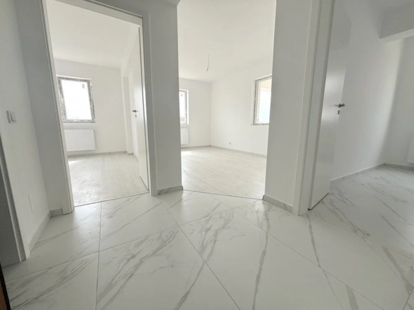 Apartament 2 camere mutare imediata Militari Residence - **TVA inclus**

*Comision 0%*

Vă prezentăm un apartament modern, situat în cartierul Militari Residence, ideal pentru cei care își doresc confort, acces rapid la facilități urbane și un stil de viață echilibrat.

Această proprietate reprezintă o alegere excelentă atât pentru locuit, cât și pentru investiție, fiind bine compartimentată și adaptată nevoilor actuale.

Detalii principale:

Locație: Apartamentul este amplasat în Militari Residence, cu acces facil către magazine, restaurante, parcuri și unități de învățământ.

Compartimentare: Dispune de 2 camere spațioase, potrivite pentru un cuplu sau o familie mică.

Design: Finisajele sunt moderne și de calitate, iar spațiile sunt luminoase și bine organizate, oferind un ambient plăcut și funcțional.

Balcon: Apartamentul beneficiază de balcon privat, ideal pentru momente de relaxare.

Facilități suplimentare:

Parcare: Loc de parcare disponibil contra cost, pentru un plus de confort și siguranță.

Siguranță: Cartierul este recunoscut pentru nivelul ridicat de siguranță și comunitatea bine dezvoltată.

Transport: Acces rapid la mijloace de transport în comun, cu legături facile către diverse zone din București.

Apartamentul oferă un echilibru foarte bun între confort, funcționalitate și poziționare, fiind o opțiune potrivită pentru cei care caută o locuință practică într-o zonă în continuă dezvoltare.

Pentru mai multe detalii sau pentru programarea unei vizionări, nu ezitați să ne contactați.