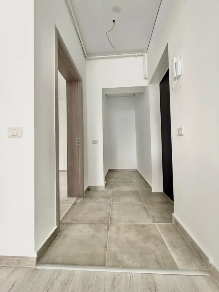 Apartament 2 camere mutare imediata Militari Residence - **TVA inclus**

*Comision 0%*

Vă prezentăm un apartament modern, situat în cartierul Militari Residence, ideal pentru cei care își doresc confort, acces rapid la facilități urbane și un stil de viață echilibrat.

Această proprietate reprezintă o alegere excelentă atât pentru locuit, cât și pentru investiție, fiind bine compartimentată și adaptată nevoilor actuale.

Detalii principale:

Locație: Apartamentul este amplasat în Militari Residence, cu acces facil către magazine, restaurante, parcuri și unități de învățământ.

Compartimentare: Dispune de 2 camere spațioase, potrivite pentru un cuplu sau o familie mică.

Design: Finisajele sunt moderne și de calitate, iar spațiile sunt luminoase și bine organizate, oferind un ambient plăcut și funcțional.

Balcon: Apartamentul beneficiază de balcon privat, ideal pentru momente de relaxare.

Facilități suplimentare:

Parcare: Loc de parcare disponibil contra cost, pentru un plus de confort și siguranță.

Siguranță: Cartierul este recunoscut pentru nivelul ridicat de siguranță și comunitatea bine dezvoltată.

Transport: Acces rapid la mijloace de transport în comun, cu legături facile către diverse zone din București.

Apartamentul oferă un echilibru foarte bun între confort, funcționalitate și poziționare, fiind o opțiune potrivită pentru cei care caută o locuință practică într-o zonă în continuă dezvoltare.

Pentru mai multe detalii sau pentru programarea unei vizionări, nu ezitați să ne contactați.