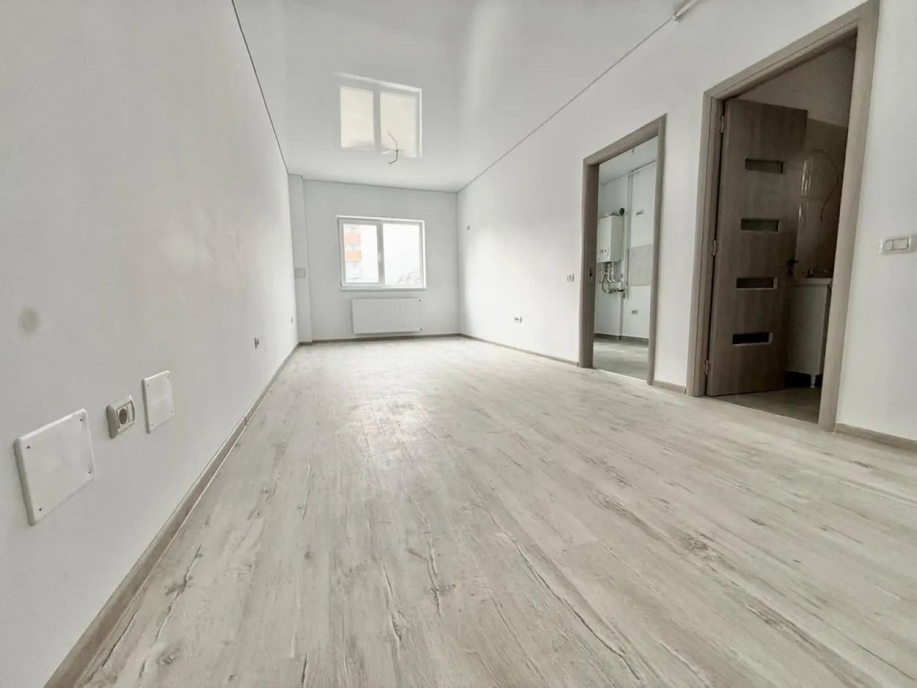Apartament 2 camere mutare imediata Militari Residence - **TVA inclus**

*Comision 0%*

Vă prezentăm un apartament modern, situat în cartierul Militari Residence, ideal pentru cei care își doresc confort, acces rapid la facilități urbane și un stil de viață echilibrat.

Această proprietate reprezintă o alegere excelentă atât pentru locuit, cât și pentru investiție, fiind bine compartimentată și adaptată nevoilor actuale.

Detalii principale:

Locație: Apartamentul este amplasat în Militari Residence, cu acces facil către magazine, restaurante, parcuri și unități de învățământ.

Compartimentare: Dispune de 2 camere spațioase, potrivite pentru un cuplu sau o familie mică.

Design: Finisajele sunt moderne și de calitate, iar spațiile sunt luminoase și bine organizate, oferind un ambient plăcut și funcțional.

Balcon: Apartamentul beneficiază de balcon privat, ideal pentru momente de relaxare.

Facilități suplimentare:

Parcare: Loc de parcare disponibil contra cost, pentru un plus de confort și siguranță.

Siguranță: Cartierul este recunoscut pentru nivelul ridicat de siguranță și comunitatea bine dezvoltată.

Transport: Acces rapid la mijloace de transport în comun, cu legături facile către diverse zone din București.

Apartamentul oferă un echilibru foarte bun între confort, funcționalitate și poziționare, fiind o opțiune potrivită pentru cei care caută o locuință practică într-o zonă în continuă dezvoltare.

Pentru mai multe detalii sau pentru programarea unei vizionări, nu ezitați să ne contactați.