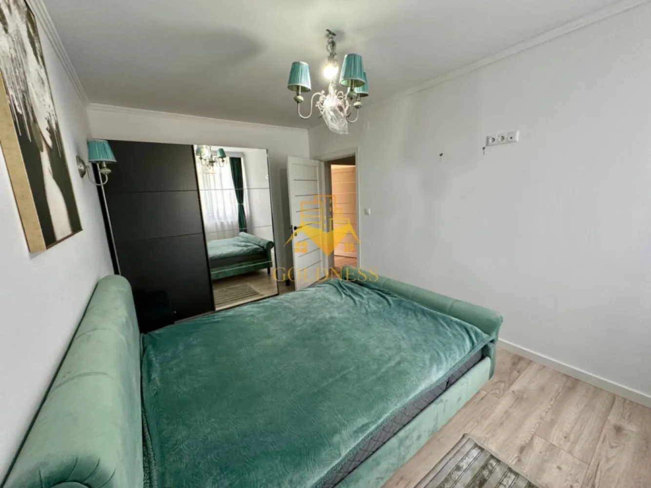 2 camere SemiCentral, UBB, Horea, Prima închiriere, Cetățuia, Gara - GOLDNESS Imobiliare vă propune spre închiriere un apartament cu 2 camere complet mobilat și utilat, la etajul 3 într-un imobil de 3 etaje, SemiCentral.
Dispune de loc de parcare cu garaj exterior.
Se află în apropierea stațiilor de transport în comun, magazine, restaurante, spații verzi, farmacii, etc. 

Apartamentul este compartimentat astfel:
 - dormitor cu pat matrimonial, dressing, noptiere
 - living cu canapea extensibilă 
 - bucătărie complet utilată și mobilată, loc de servit masa 
 - baie cu cabina de dus, calorifer port prosop și dulap pentru depozitare.
 - balcon de 5 mp.

Imobilul este dotat cu toate cele necesare- centrală proprie, frigider, aragaz, hotă, mașină de spălat haine, etc. 

Dacă sunteți interesați de acest apartament și doriți să îl vizionați, dar și pentru alte oferte nu ezitați să ne contactați telefonic sau prin e-mail. Vă stăm la dispoziție!
Pentru intermediere se percepe un comision de 50% din prețul chiriei!