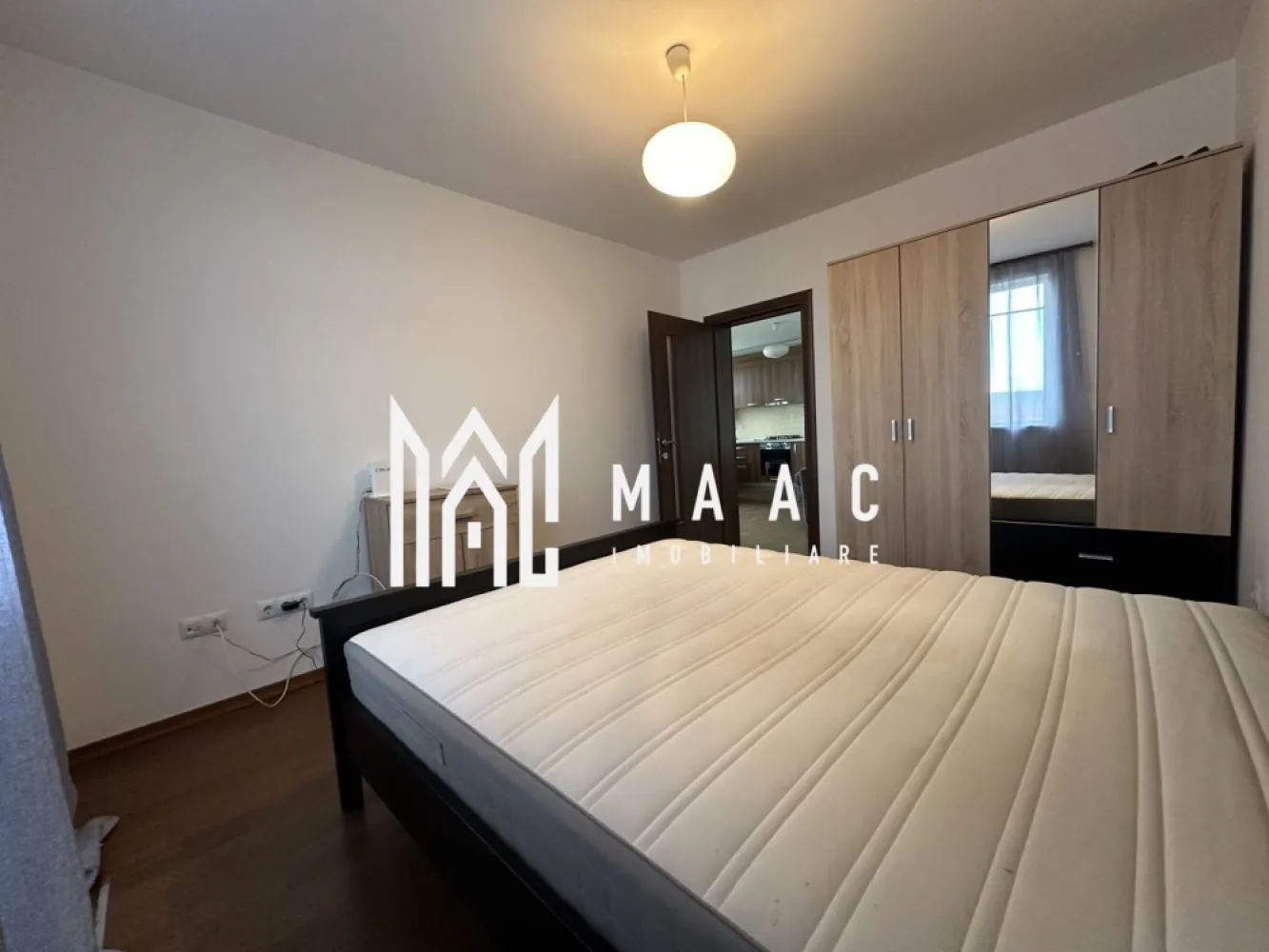 Apartament 3 Camere | 59 MP | Decomandat | 2 Balcoane | Imobil Tip Vilă - MAAC Imobiliare vă propune spre închiriere un apartament modern cu 3 camere decomandate, situat într-un imobil tip casă/vilă, construit în anul 2015, ideal pentru locuit.

Caracteristici principale
 Suprafață utilă: 59 mp
 compartimentare decomandată
 2 dormitoare
 living cu bucătărie deschisă
 1 baie
 2 balcoane
 disponibil imediat

Detalii imobil
 regim redus de înălțime (P+2)
 construcție nouă (2015)
 izolație exterioară
 parcare deschisă disponibilă

Dotări și utilități
 centrală proprie
 încălzire în pardoseală
 bucătărie complet mobilată și utilată
 aragaz, hotă, frigider
 mașină de spălat rufe
 TV
 cabină de duș

Avantaje
 compartimentare eficientă și spațioasă
 imobil tip vilă – mai multă intimitate
 dotări complete – gata de mutat

Pentru mai multe detalii sau pentru programarea unei vizionări, vă rugăm să ne contactați și să menționați ID-ul proprietății: CP3006361.