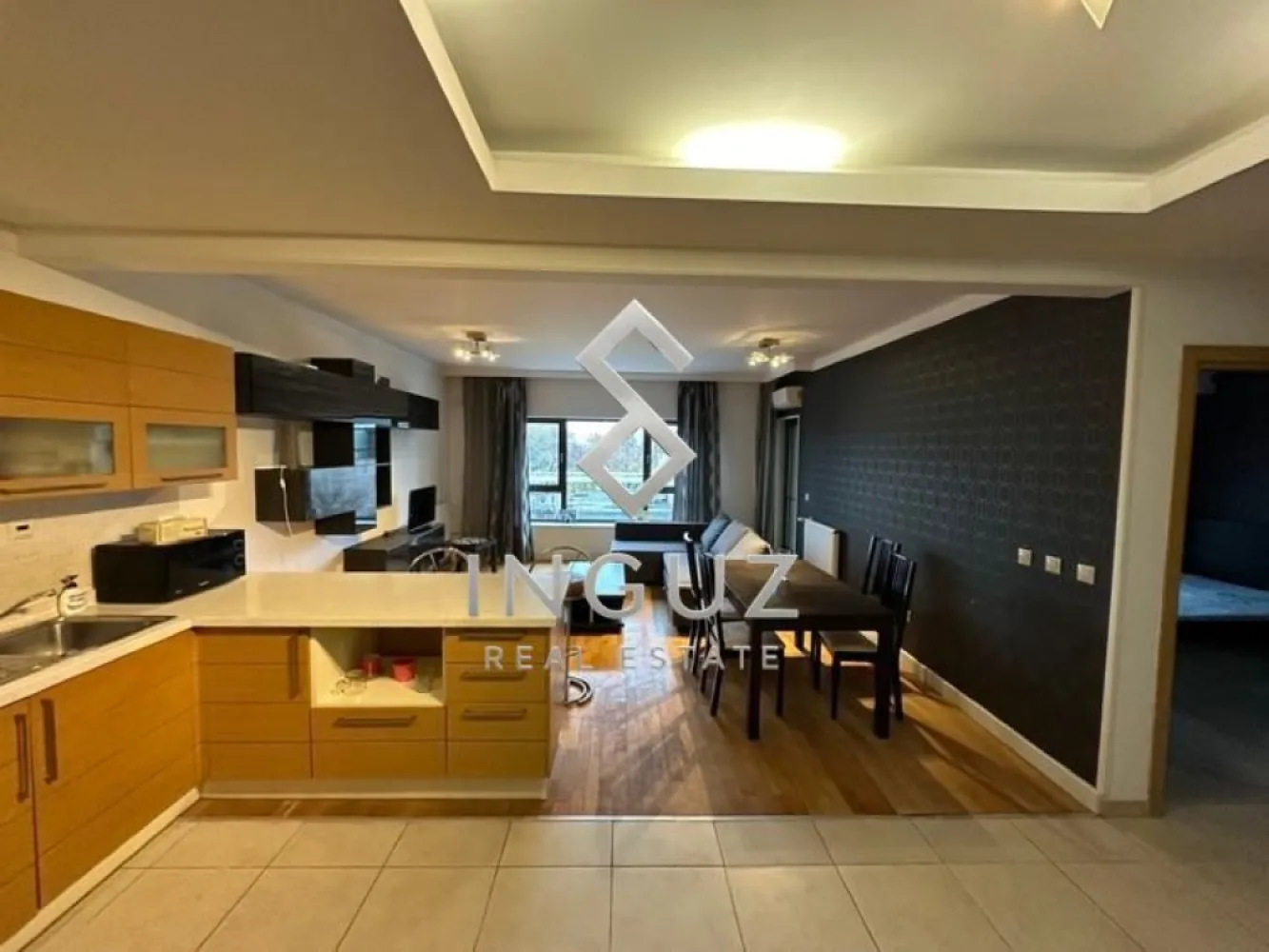 Disponibil spre închiriere – Apartament premium 2 camere - Disponibil spre închiriere – Apartament premium 2 camere | Emerald Residence – Lacul Tei

Compania noastră vă prezintă spre închiriere un apartament modern de 2 camere, situat în cadrul complexului rezidențial Emerald Residence, în zona Lacul Tei / Nord București.

Preț chirie: 900€ / lună 
Loc de parcare subteran inclus 
Boxă privată inclusă 
Suprafață utilă: 65 mp 

Apartamentul este complet mobilat și utilat, fiind compartimentat eficient și beneficiind de un living luminos cu bucătărie open-space și zonă de bar/insulă, dormitor spațios cu baie proprie și terasă cu vedere panoramică către Lacul Tei și zona de nord a Capitalei.

Dotări și beneficii:
• Aer condiționat în living și dormitor 
• Bucătărie complet echipată 
• Mașină de spălat & TV 
• Finisaje premium 
• Tâmplărie aluminiu Schuco 
• Baterii Grohe 
• Instalații Rehau 
• Terasă spațioasă 
• Loc de parcare subteran 
• Boxă pentru depozitare 

Facilități complex:
• Sală fitness & teren squash 
• Loc de joacă pentru copii 
• Teren fotbal / baschet 
• Grădină interioară privată 
• Pază permanentă & supraveghere video 

Localizare excelentă, cu acces rapid către mijloace de transport, supermarketuri, centre de business și zona de nord a Bucureștiului.

Condiții de închiriere:
• 1 lună avans 
• 1 lună garanție 
• Disponibil pentru vizionări oricând 

Pentru mai multe informații sau programarea unei vizionări, vă rugăm să contactați echipa noastră.