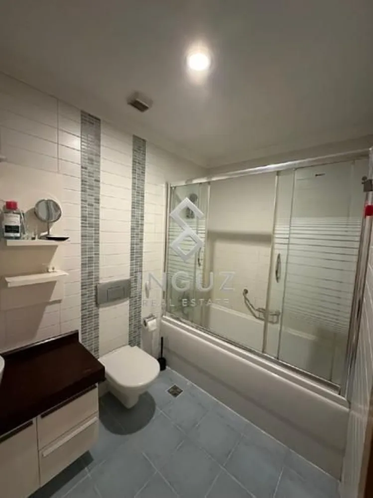 Disponibil spre închiriere – Apartament premium 2 camere - Disponibil spre închiriere – Apartament premium 2 camere | Emerald Residence – Lacul Tei

Compania noastră vă prezintă spre închiriere un apartament modern de 2 camere, situat în cadrul complexului rezidențial Emerald Residence, în zona Lacul Tei / Nord București.

Preț chirie: 900€ / lună 
Loc de parcare subteran inclus 
Boxă privată inclusă 
Suprafață utilă: 65 mp 

Apartamentul este complet mobilat și utilat, fiind compartimentat eficient și beneficiind de un living luminos cu bucătărie open-space și zonă de bar/insulă, dormitor spațios cu baie proprie și terasă cu vedere panoramică către Lacul Tei și zona de nord a Capitalei.

Dotări și beneficii:
• Aer condiționat în living și dormitor 
• Bucătărie complet echipată 
• Mașină de spălat & TV 
• Finisaje premium 
• Tâmplărie aluminiu Schuco 
• Baterii Grohe 
• Instalații Rehau 
• Terasă spațioasă 
• Loc de parcare subteran 
• Boxă pentru depozitare 

Facilități complex:
• Sală fitness & teren squash 
• Loc de joacă pentru copii 
• Teren fotbal / baschet 
• Grădină interioară privată 
• Pază permanentă & supraveghere video 

Localizare excelentă, cu acces rapid către mijloace de transport, supermarketuri, centre de business și zona de nord a Bucureștiului.

Condiții de închiriere:
• 1 lună avans 
• 1 lună garanție 
• Disponibil pentru vizionări oricând 

Pentru mai multe informații sau programarea unei vizionări, vă rugăm să contactați echipa noastră.