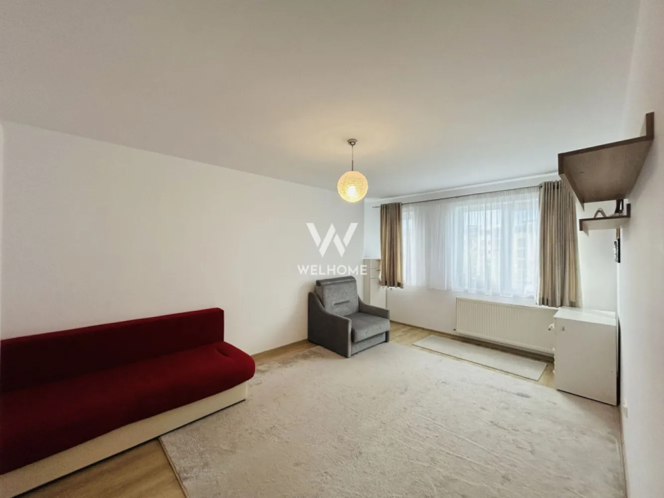 Apartament 2 camere, parcare subterana, zona Turnisor Sibiu - Welhome va propune spre vanzare un apartament decomandat cu 2 camere, situat in zona Turnisor, una dintre zonele apreciate ale orasului datorita accesului rapid catre centru, aeroport, centre comerciale si principalele puncte de interes din Sibiu.

Locuinta este amplasata la etajul 3 al unui imobil cu 4 etaje si se remarca prin compartimentarea eficienta, luminozitatea naturala si confortul oferit, fiind potrivita atat pentru locuit, cat si pentru investitie.

Detalii proprietate:
- Suprafata utila: 54 mp
- Balcon: 5 mp
- Etaj: 3/4
- Loc de parcare subteran inclus
- Apartament complet mobilat si utilat
- Compartimentare: hol de acces, living spatios si luminos, bucatarie separata, dormitor matrimonial, baie si balcon

Apartamentul se preda exact ca in fotografii, complet mobilat si utilat, fiind pregatit pentru mutare imediata.

Avantaje:
- decomandat
- parcare subterana inclusa
- balcon
- etaj intermediar
- mobilat si utilat modern
- zona accesibila si bine conectata
- ideal pentru locuinta sau investitie

Imobilul este situat in cartierul Turnisor, in apropiere de magazine, supermarketuri, statii de autobuz, aeroport si alte facilitati importante ale orasului. Accesul catre proprietate este complet amenajat si iluminat.
