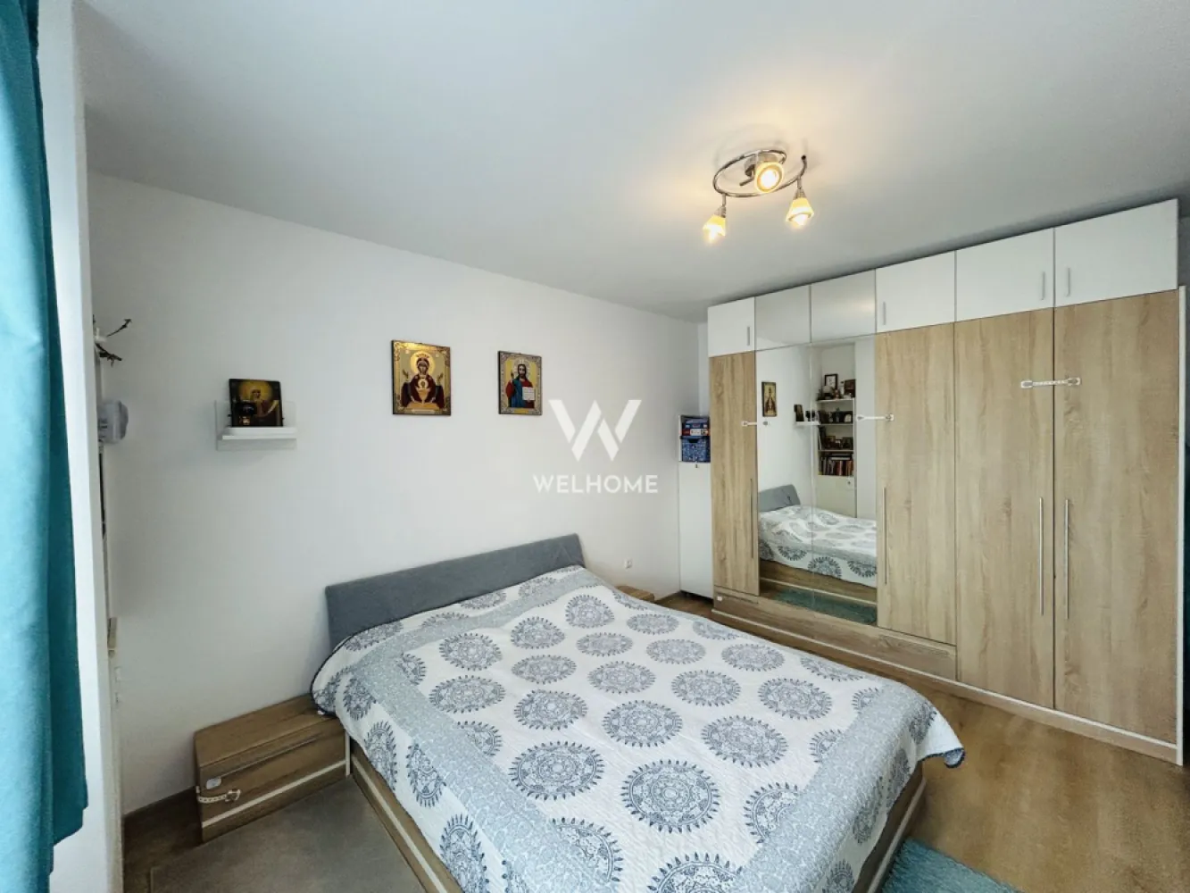 Apartament 2 camere, parcare subterana, zona Turnisor Sibiu - Welhome va propune spre vanzare un apartament decomandat cu 2 camere, situat in zona Turnisor, una dintre zonele apreciate ale orasului datorita accesului rapid catre centru, aeroport, centre comerciale si principalele puncte de interes din Sibiu.

Locuinta este amplasata la etajul 3 al unui imobil cu 4 etaje si se remarca prin compartimentarea eficienta, luminozitatea naturala si confortul oferit, fiind potrivita atat pentru locuit, cat si pentru investitie.

Detalii proprietate:
- Suprafata utila: 54 mp
- Balcon: 5 mp
- Etaj: 3/4
- Loc de parcare subteran inclus
- Apartament complet mobilat si utilat
- Compartimentare: hol de acces, living spatios si luminos, bucatarie separata, dormitor matrimonial, baie si balcon

Apartamentul se preda exact ca in fotografii, complet mobilat si utilat, fiind pregatit pentru mutare imediata.

Avantaje:
- decomandat
- parcare subterana inclusa
- balcon
- etaj intermediar
- mobilat si utilat modern
- zona accesibila si bine conectata
- ideal pentru locuinta sau investitie

Imobilul este situat in cartierul Turnisor, in apropiere de magazine, supermarketuri, statii de autobuz, aeroport si alte facilitati importante ale orasului. Accesul catre proprietate este complet amenajat si iluminat.