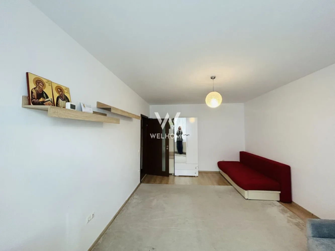 Apartament 2 camere, parcare subterana, zona Turnisor Sibiu - Welhome va propune spre vanzare un apartament decomandat cu 2 camere, situat in zona Turnisor, una dintre zonele apreciate ale orasului datorita accesului rapid catre centru, aeroport, centre comerciale si principalele puncte de interes din Sibiu.

Locuinta este amplasata la etajul 3 al unui imobil cu 4 etaje si se remarca prin compartimentarea eficienta, luminozitatea naturala si confortul oferit, fiind potrivita atat pentru locuit, cat si pentru investitie.

Detalii proprietate:
- Suprafata utila: 54 mp
- Balcon: 5 mp
- Etaj: 3/4
- Loc de parcare subteran inclus
- Apartament complet mobilat si utilat
- Compartimentare: hol de acces, living spatios si luminos, bucatarie separata, dormitor matrimonial, baie si balcon

Apartamentul se preda exact ca in fotografii, complet mobilat si utilat, fiind pregatit pentru mutare imediata.

Avantaje:
- decomandat
- parcare subterana inclusa
- balcon
- etaj intermediar
- mobilat si utilat modern
- zona accesibila si bine conectata
- ideal pentru locuinta sau investitie

Imobilul este situat in cartierul Turnisor, in apropiere de magazine, supermarketuri, statii de autobuz, aeroport si alte facilitati importante ale orasului. Accesul catre proprietate este complet amenajat si iluminat.