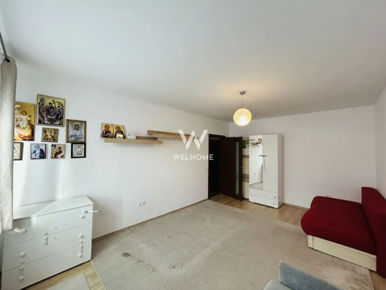 Apartament 2 camere, parcare subterana, zona Turnisor Sibiu - Welhome va propune spre vanzare un apartament decomandat cu 2 camere, situat in zona Turnisor, una dintre zonele apreciate ale orasului datorita accesului rapid catre centru, aeroport, centre comerciale si principalele puncte de interes din Sibiu.

Locuinta este amplasata la etajul 3 al unui imobil cu 4 etaje si se remarca prin compartimentarea eficienta, luminozitatea naturala si confortul oferit, fiind potrivita atat pentru locuit, cat si pentru investitie.

Detalii proprietate:
- Suprafata utila: 54 mp
- Balcon: 5 mp
- Etaj: 3/4
- Loc de parcare subteran inclus
- Apartament complet mobilat si utilat
- Compartimentare: hol de acces, living spatios si luminos, bucatarie separata, dormitor matrimonial, baie si balcon

Apartamentul se preda exact ca in fotografii, complet mobilat si utilat, fiind pregatit pentru mutare imediata.

Avantaje:
- decomandat
- parcare subterana inclusa
- balcon
- etaj intermediar
- mobilat si utilat modern
- zona accesibila si bine conectata
- ideal pentru locuinta sau investitie

Imobilul este situat in cartierul Turnisor, in apropiere de magazine, supermarketuri, statii de autobuz, aeroport si alte facilitati importante ale orasului. Accesul catre proprietate este complet amenajat si iluminat.