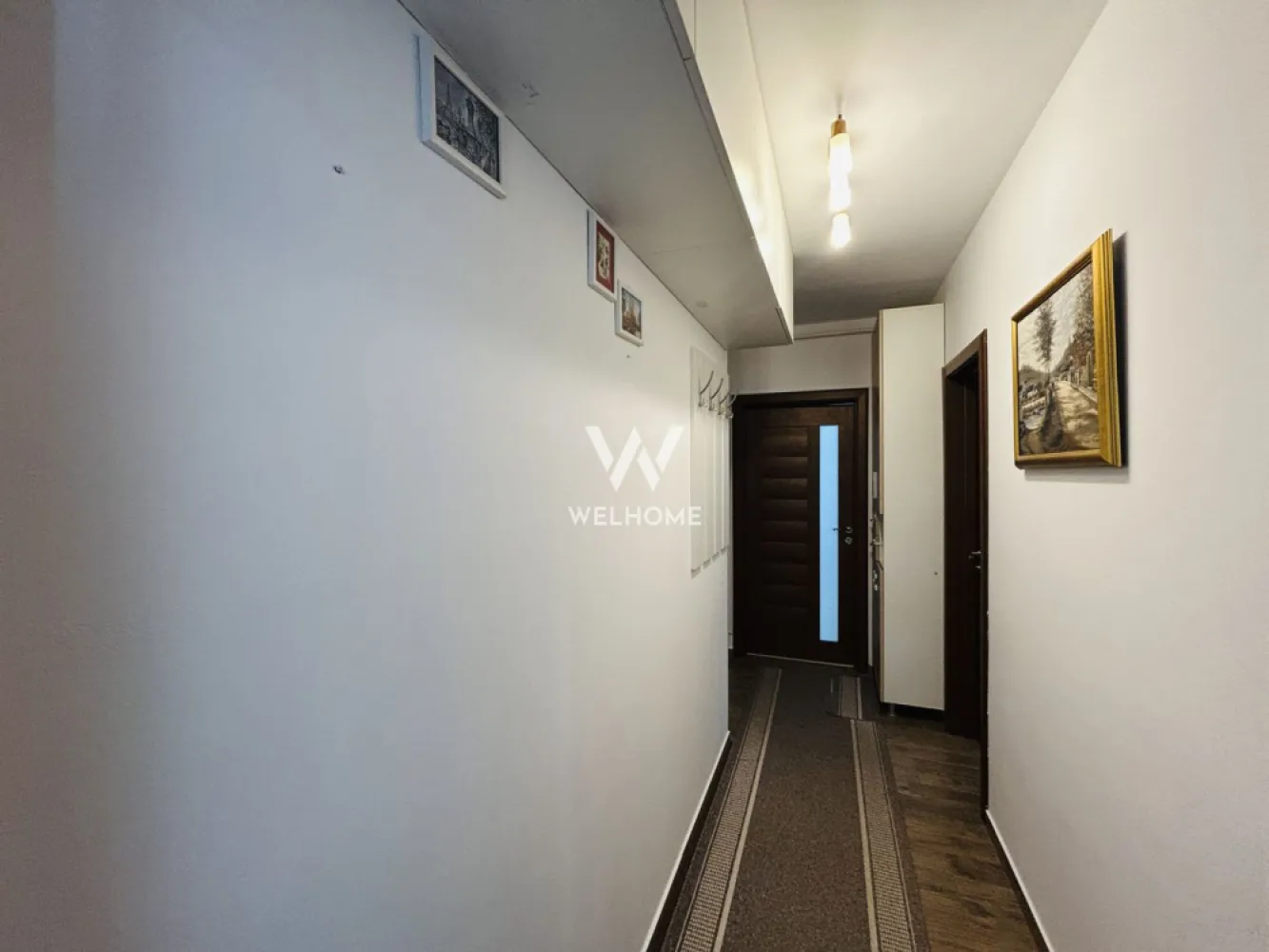 Apartament 2 camere, parcare subterana, zona Turnisor Sibiu - Welhome va propune spre vanzare un apartament decomandat cu 2 camere, situat in zona Turnisor, una dintre zonele apreciate ale orasului datorita accesului rapid catre centru, aeroport, centre comerciale si principalele puncte de interes din Sibiu.

Locuinta este amplasata la etajul 3 al unui imobil cu 4 etaje si se remarca prin compartimentarea eficienta, luminozitatea naturala si confortul oferit, fiind potrivita atat pentru locuit, cat si pentru investitie.

Detalii proprietate:
- Suprafata utila: 54 mp
- Balcon: 5 mp
- Etaj: 3/4
- Loc de parcare subteran inclus
- Apartament complet mobilat si utilat
- Compartimentare: hol de acces, living spatios si luminos, bucatarie separata, dormitor matrimonial, baie si balcon

Apartamentul se preda exact ca in fotografii, complet mobilat si utilat, fiind pregatit pentru mutare imediata.

Avantaje:
- decomandat
- parcare subterana inclusa
- balcon
- etaj intermediar
- mobilat si utilat modern
- zona accesibila si bine conectata
- ideal pentru locuinta sau investitie

Imobilul este situat in cartierul Turnisor, in apropiere de magazine, supermarketuri, statii de autobuz, aeroport si alte facilitati importante ale orasului. Accesul catre proprietate este complet amenajat si iluminat.
