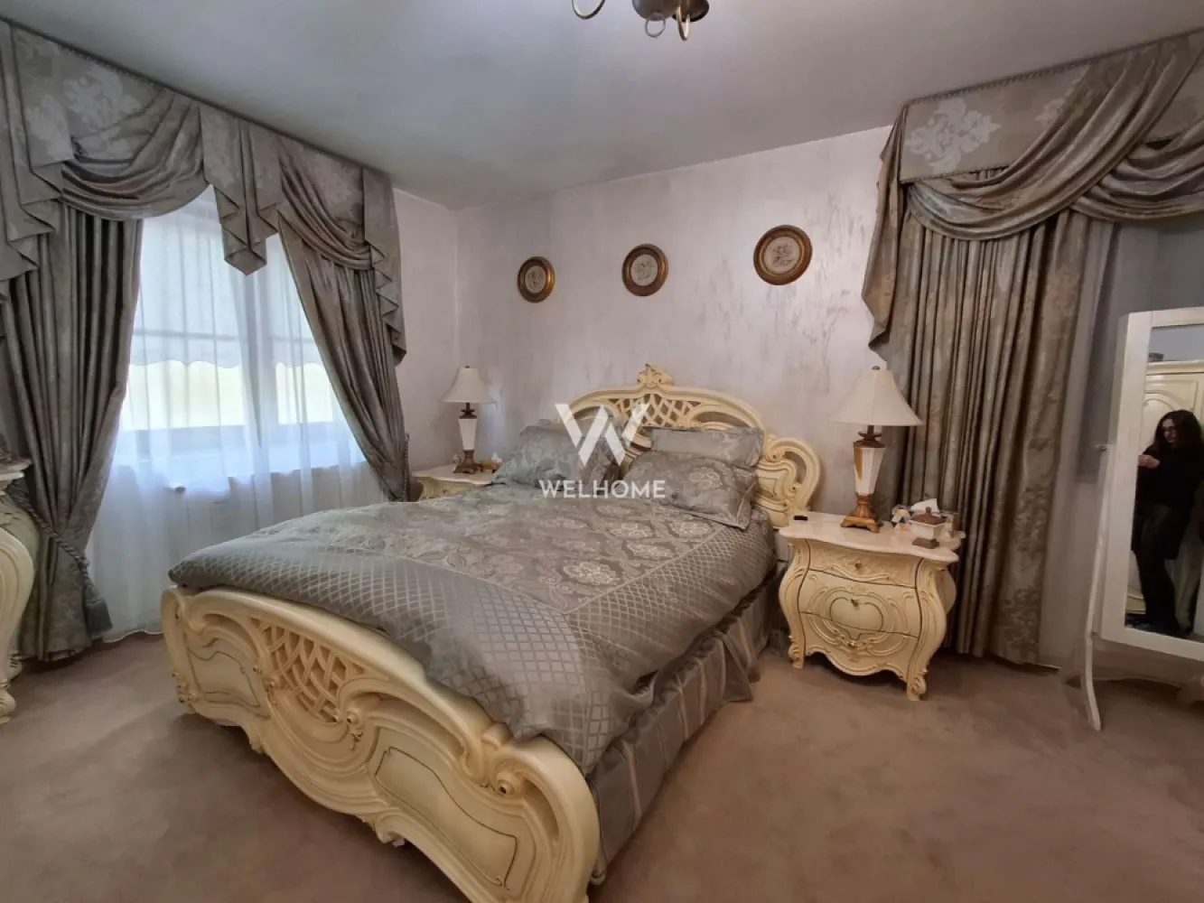 Casa de LUX, individuala, de vanzare, Sibiu, Calea Poplacii - Casa superba in Sibiu, Calea Poplacii, de vanzare. Casa are 6 camere, o terasa utilata si dotata complet, o gradina splendita de 754. Casa este distribuita astfel:
Parter: bucatarie inchisa, dotata si utilata complet, camara, frigider smart, living cu semineu, birou, dormitor, baie.
Etaj: 3 dormitoare spatioase, mochetate cu mocheta de cea mai buna calitate, mobilate superb, baie, spalatorie, dressing, hol spatios.
Subsolul este frumos amenajat si spatios.
Curte: o terasa inchisa, doatata( bucatarie oaspeti) si utilata complet, de la aragaz, frigider, frigider pentru vinuri la cele mai detaliate necesitati, o terasa deschisa, de asemenea dotata si utilata cu chiuveta, blat de marmura, gratar electric, gratar cu lemne, baie si o curte generoasa de 754mp, magazie. 
Casa se vinde mobilata si utilata complet asigurand un confort optim. 
Zona in care este situata ofera oportunitati multiple de petrecere a timpului liber, prin proximitatea parcului Subarini cat si Padurea Dumbrava. de educatie prin proximitatea scolilor si magazine.
Pretul este 800.000 euro

Detalii si vizionare
0740066818