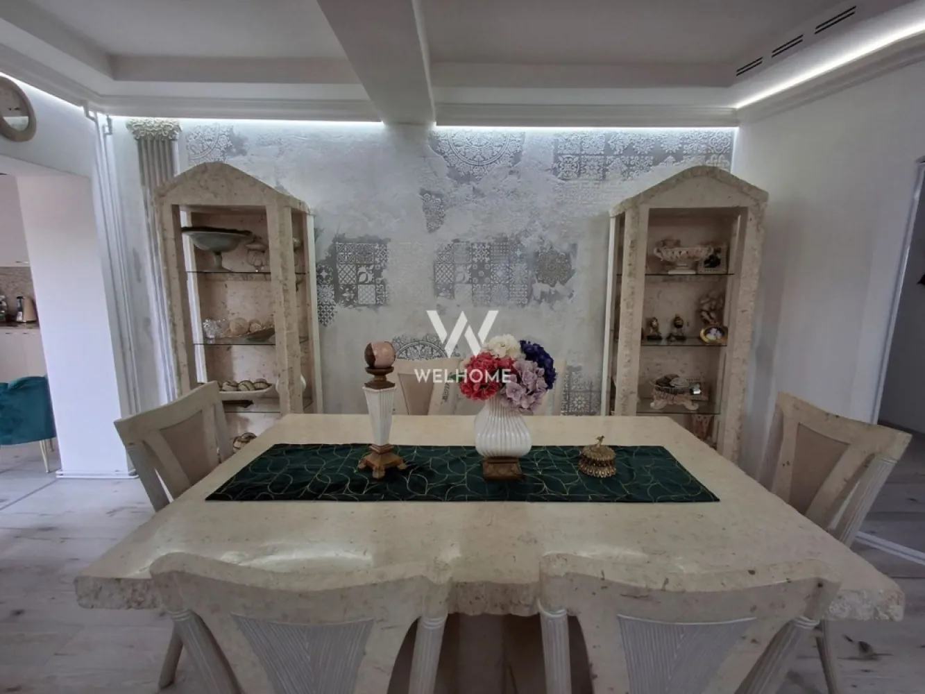 Casa de LUX, individuala, de vanzare, Sibiu, Calea Poplacii - Casa superba in Sibiu, Calea Poplacii, de vanzare. Casa are 6 camere, o terasa utilata si dotata complet, o gradina splendita de 754. Casa este distribuita astfel:
Parter: bucatarie inchisa, dotata si utilata complet, camara, frigider smart, living cu semineu, birou, dormitor, baie.
Etaj: 3 dormitoare spatioase, mochetate cu mocheta de cea mai buna calitate, mobilate superb, baie, spalatorie, dressing, hol spatios.
Subsolul este frumos amenajat si spatios.
Curte: o terasa inchisa, doatata( bucatarie oaspeti) si utilata complet, de la aragaz, frigider, frigider pentru vinuri la cele mai detaliate necesitati, o terasa deschisa, de asemenea dotata si utilata cu chiuveta, blat de marmura, gratar electric, gratar cu lemne, baie si o curte generoasa de 754mp, magazie. 
Casa se vinde mobilata si utilata complet asigurand un confort optim. 
Zona in care este situata ofera oportunitati multiple de petrecere a timpului liber, prin proximitatea parcului Subarini cat si Padurea Dumbrava. de educatie prin proximitatea scolilor si magazine.
Pretul este 800.000 euro

Detalii si vizionare
0740066818