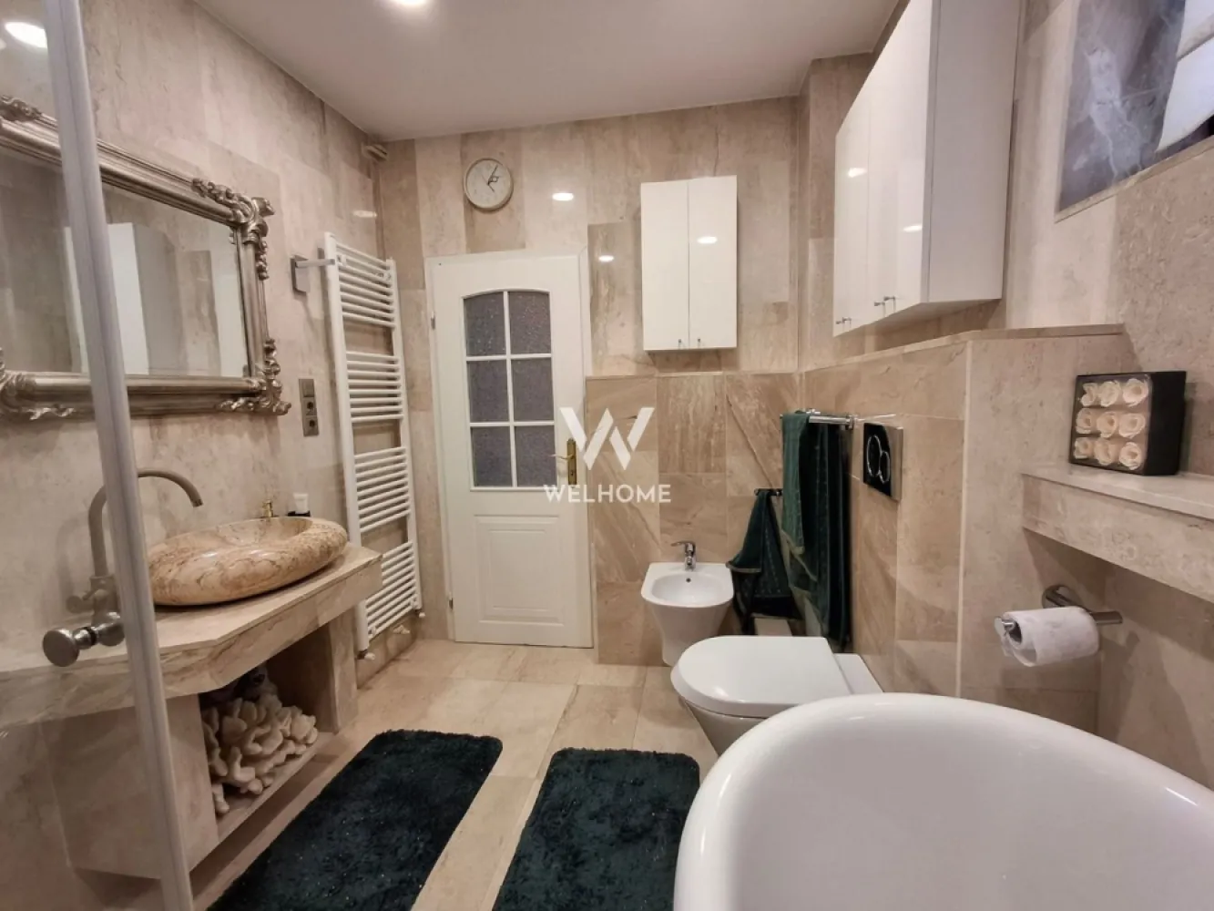 Casa de LUX, individuala, de vanzare, Sibiu, Calea Poplacii - Casa superba in Sibiu, Calea Poplacii, de vanzare. Casa are 6 camere, o terasa utilata si dotata complet, o gradina splendita de 754. Casa este distribuita astfel:
Parter: bucatarie inchisa, dotata si utilata complet, camara, frigider smart, living cu semineu, birou, dormitor, baie.
Etaj: 3 dormitoare spatioase, mochetate cu mocheta de cea mai buna calitate, mobilate superb, baie, spalatorie, dressing, hol spatios.
Subsolul este frumos amenajat si spatios.
Curte: o terasa inchisa, doatata( bucatarie oaspeti) si utilata complet, de la aragaz, frigider, frigider pentru vinuri la cele mai detaliate necesitati, o terasa deschisa, de asemenea dotata si utilata cu chiuveta, blat de marmura, gratar electric, gratar cu lemne, baie si o curte generoasa de 754mp, magazie. 
Casa se vinde mobilata si utilata complet asigurand un confort optim. 
Zona in care este situata ofera oportunitati multiple de petrecere a timpului liber, prin proximitatea parcului Subarini cat si Padurea Dumbrava. de educatie prin proximitatea scolilor si magazine.
Pretul este 800.000 euro

Detalii si vizionare
0740066818