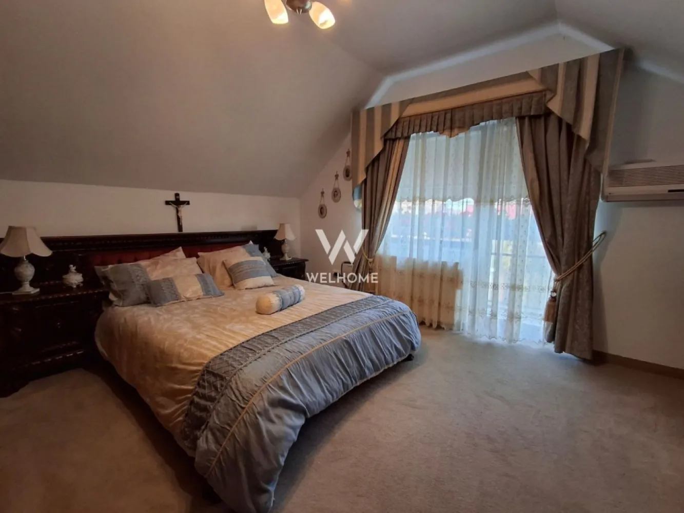 Casa de LUX, individuala, de vanzare, Sibiu, Calea Poplacii - Casa superba in Sibiu, Calea Poplacii, de vanzare. Casa are 6 camere, o terasa utilata si dotata complet, o gradina splendita de 754. Casa este distribuita astfel:
Parter: bucatarie inchisa, dotata si utilata complet, camara, frigider smart, living cu semineu, birou, dormitor, baie.
Etaj: 3 dormitoare spatioase, mochetate cu mocheta de cea mai buna calitate, mobilate superb, baie, spalatorie, dressing, hol spatios.
Subsolul este frumos amenajat si spatios.
Curte: o terasa inchisa, doatata( bucatarie oaspeti) si utilata complet, de la aragaz, frigider, frigider pentru vinuri la cele mai detaliate necesitati, o terasa deschisa, de asemenea dotata si utilata cu chiuveta, blat de marmura, gratar electric, gratar cu lemne, baie si o curte generoasa de 754mp, magazie. 
Casa se vinde mobilata si utilata complet asigurand un confort optim. 
Zona in care este situata ofera oportunitati multiple de petrecere a timpului liber, prin proximitatea parcului Subarini cat si Padurea Dumbrava. de educatie prin proximitatea scolilor si magazine.
Pretul este 800.000 euro

Detalii si vizionare
0740066818