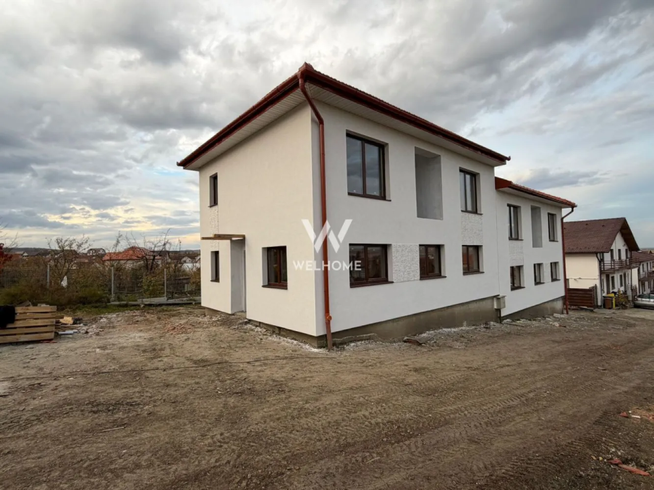 Casa MODERNA cu 300 mp in Sura Mica - Casa cu 4 camere in zona centrala Sura-Mica

Vine cu o suprafata utila 120 mp si un teren de 300mp.

Compartimentare : 
PARTER:
-hol de acces
-bucatarie cu posibilitatea de a se inchide 
-living spatios cu iesire in curtea din spate
-Baie
-spatiu de depozitare

ETAJ:
-3 dormitoare spatioase dintre care unul are baie si dressing.
-o baie mare

La interior casa s epreda la stadiul DE ALB, cu pereti finisati, sapa elicopterizata, totul pregatit pentru a va pune finisajele, beneficiezi de incalzire in pardoseala atat la parter cat si la etaj.
La exterior casa se preda LA CHEIE, gard si poarta, pavaj acces auto si pietonal.

Pret: 189.970 EURO (TVA inclus)
Contact:Cosmin-0743292794