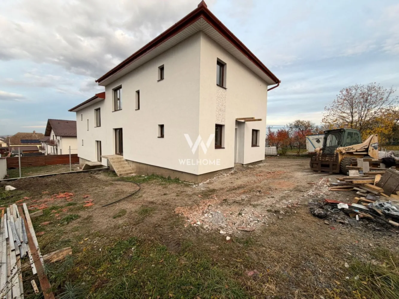 Casa MODERNA cu 300 mp in Sura Mica - Casa cu 4 camere in zona centrala Sura-Mica

Vine cu o suprafata utila 120 mp si un teren de 300mp.

Compartimentare : 
PARTER:
-hol de acces
-bucatarie cu posibilitatea de a se inchide 
-living spatios cu iesire in curtea din spate
-Baie
-spatiu de depozitare

ETAJ:
-3 dormitoare spatioase dintre care unul are baie si dressing.
-o baie mare

La interior casa s epreda la stadiul DE ALB, cu pereti finisati, sapa elicopterizata, totul pregatit pentru a va pune finisajele, beneficiezi de incalzire in pardoseala atat la parter cat si la etaj.
La exterior casa se preda LA CHEIE, gard si poarta, pavaj acces auto si pietonal.

Pret: 189.970 EURO (TVA inclus)
Contact:Cosmin-0743292794