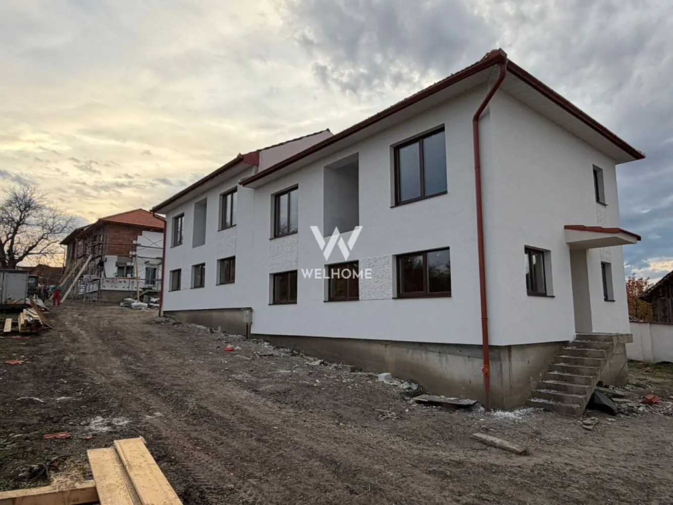 Casa MODERNA cu 300 mp in Sura Mica - Casa cu 4 camere in zona centrala Sura-Mica

Vine cu o suprafata utila 120 mp si un teren de 300mp.

Compartimentare : 
PARTER:
-hol de acces
-bucatarie cu posibilitatea de a se inchide 
-living spatios cu iesire in curtea din spate
-Baie
-spatiu de depozitare

ETAJ:
-3 dormitoare spatioase dintre care unul are baie si dressing.
-o baie mare

La interior casa s epreda la stadiul DE ALB, cu pereti finisati, sapa elicopterizata, totul pregatit pentru a va pune finisajele, beneficiezi de incalzire in pardoseala atat la parter cat si la etaj.
La exterior casa se preda LA CHEIE, gard si poarta, pavaj acces auto si pietonal.

Pret: 189.970 EURO (TVA inclus)
Contact:Cosmin-0743292794