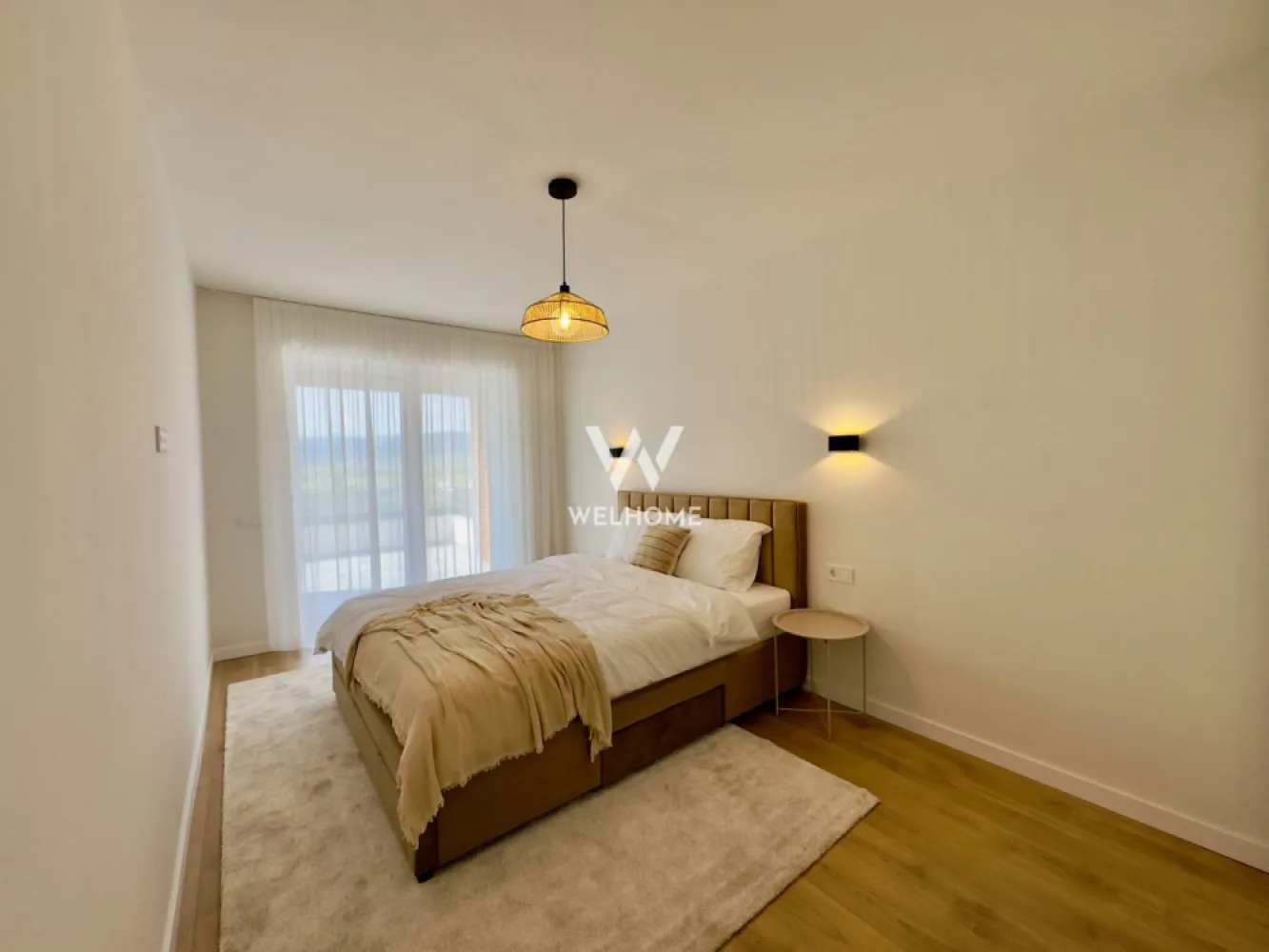 Apartament 2 camere, etaj 1, la cheie, terasă 18.46 - întabulat - Agenția Welhome Imobiliare vă prezintă spre vânzare un apartament cu 2 camere, finisat la cheie, cu o suprafață utilă de 52,06 mp, completată de o terasă generoasă de 18,46 mp, cu orientare sudică — ideală pentru lumină naturală pe tot parcursul zilei și pentru un spațiu de relaxare confortabil.

Locuința face parte dintr-un ansamblu unde contează mai mult stilul de viață de zi cu zi: spații verzi bine amenajate, zone de relaxare și un cadru liniștit, care îți oferă o experiență de locuire mai echilibrată, nu doar un apartament.

 Optiuni de predare:
106.500 € – finisat la alb
114.500 € – finisat la cheie
135.000 € – mobilat și utilat

Apartamentul are toate contoarele montate și poate fi achiziționat atât din surse proprii, cât și prin credit bancar. Se acceptă și plata în rate direct de la dezvoltator, cu avans minim de 50%, iar consultantul imobiliar îți oferă toate detaliile.

Un avantaj important este accesul rapid către oraș, fără ambuteiaje și fără blocaje în orele de vârf, ceea ce face deplasarea zilnică mai ușoară și mai eficientă. În cartier există și un magazin pentru cumpărături rapide, foarte aproape de locuință.

🏡 Dotari:
Încălzire în pardoseală
Centrală termică în condensare
Aer condiționat inclus
Jaluzele electrice exterioare
Tâmplărie PVC cu 3 foi de sticlă
Izolație cu vată bazaltică
Balcon finisat cu granit + balustradă din sticlă securizată
Clasă energetică A

🌿 Ansamblu:
Aproximativ 45% spații verzi
Sistem automat de irigații și arbori maturi
Priveliște panoramică
Locuri de joacă pentru copii
Loc de parcare inclus
Acces facil din mai multe direcții
Drumuri complet pavate

📷 Fotografii cu caracter informativ

0% comision pentru cumpărător!

📍 Locație: DaVinci Homes – Zona de Vest, Sibiu (apartamentul 5, vila Raffaello 29D)