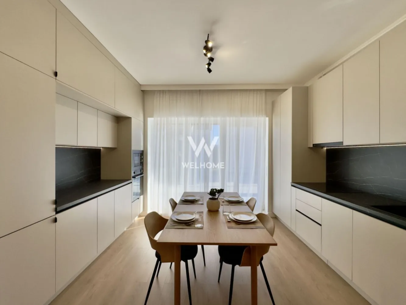 Apartament 2 camere, etaj 1, la cheie, terasă 18.46 - întabulat - Agenția Welhome Imobiliare vă prezintă spre vânzare un apartament cu 2 camere, finisat la cheie, cu o suprafață utilă de 52,06 mp, completată de o terasă generoasă de 18,46 mp, cu orientare sudică — ideală pentru lumină naturală pe tot parcursul zilei și pentru un spațiu de relaxare confortabil.

Locuința face parte dintr-un ansamblu unde contează mai mult stilul de viață de zi cu zi: spații verzi bine amenajate, zone de relaxare și un cadru liniștit, care îți oferă o experiență de locuire mai echilibrată, nu doar un apartament.

 Optiuni de predare:
106.500 € – finisat la alb
114.500 € – finisat la cheie
135.000 € – mobilat și utilat

Apartamentul are toate contoarele montate și poate fi achiziționat atât din surse proprii, cât și prin credit bancar. Se acceptă și plata în rate direct de la dezvoltator, cu avans minim de 50%, iar consultantul imobiliar îți oferă toate detaliile.

Un avantaj important este accesul rapid către oraș, fără ambuteiaje și fără blocaje în orele de vârf, ceea ce face deplasarea zilnică mai ușoară și mai eficientă. În cartier există și un magazin pentru cumpărături rapide, foarte aproape de locuință.

🏡 Dotari:
Încălzire în pardoseală
Centrală termică în condensare
Aer condiționat inclus
Jaluzele electrice exterioare
Tâmplărie PVC cu 3 foi de sticlă
Izolație cu vată bazaltică
Balcon finisat cu granit + balustradă din sticlă securizată
Clasă energetică A

🌿 Ansamblu:
Aproximativ 45% spații verzi
Sistem automat de irigații și arbori maturi
Priveliște panoramică
Locuri de joacă pentru copii
Loc de parcare inclus
Acces facil din mai multe direcții
Drumuri complet pavate

📷 Fotografii cu caracter informativ

0% comision pentru cumpărător!

📍 Locație: DaVinci Homes – Zona de Vest, Sibiu (apartamentul 5, vila Raffaello 29D)