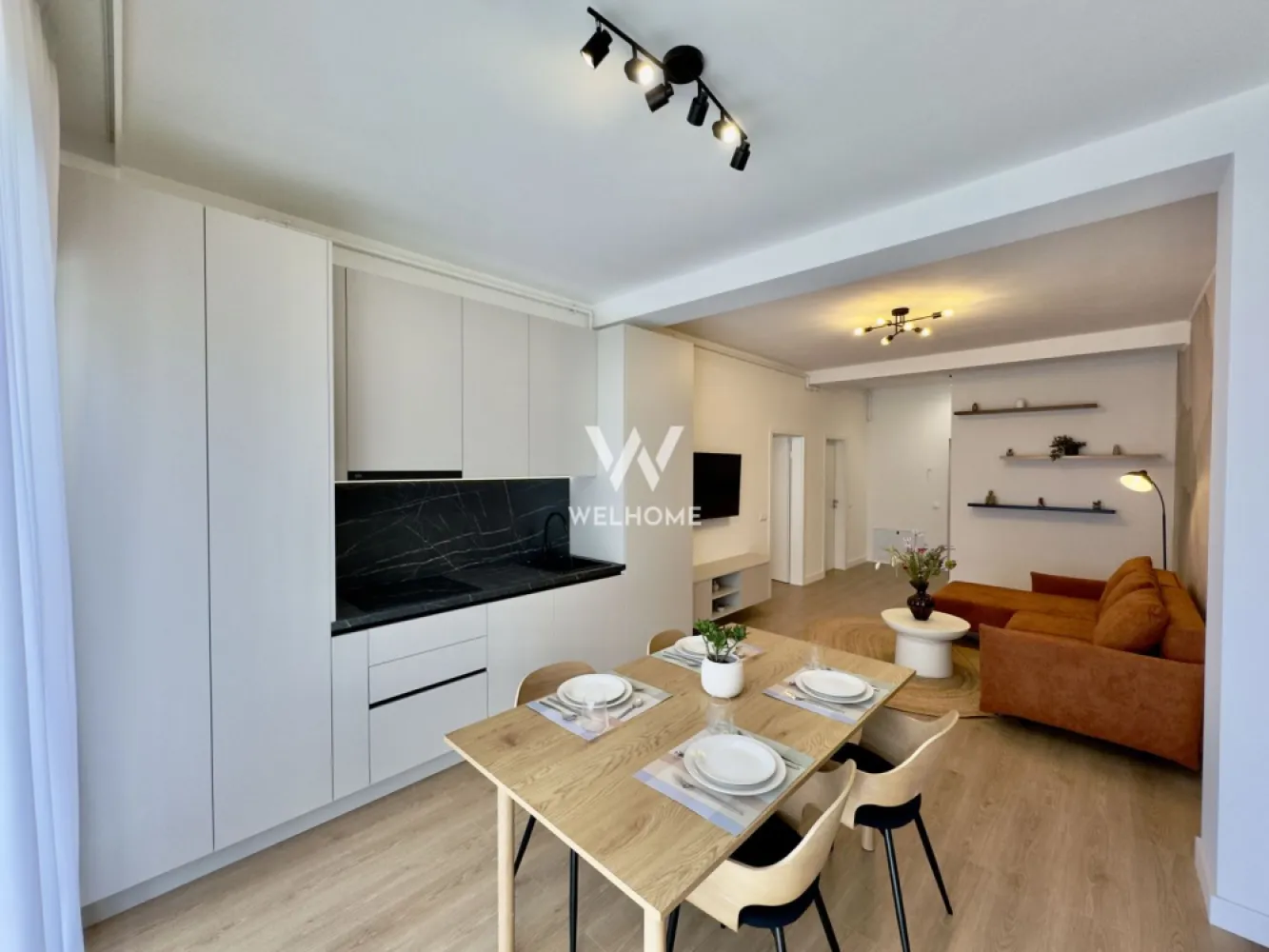 Apartament 2 camere, etaj 1, la cheie, terasă 18.46 - întabulat - Agenția Welhome Imobiliare vă prezintă spre vânzare un apartament cu 2 camere, finisat la cheie, cu o suprafață utilă de 52,06 mp, completată de o terasă generoasă de 18,46 mp, cu orientare sudică — ideală pentru lumină naturală pe tot parcursul zilei și pentru un spațiu de relaxare confortabil.

Locuința face parte dintr-un ansamblu unde contează mai mult stilul de viață de zi cu zi: spații verzi bine amenajate, zone de relaxare și un cadru liniștit, care îți oferă o experiență de locuire mai echilibrată, nu doar un apartament.

 Optiuni de predare:
106.500 € – finisat la alb
114.500 € – finisat la cheie
135.000 € – mobilat și utilat

Apartamentul are toate contoarele montate și poate fi achiziționat atât din surse proprii, cât și prin credit bancar. Se acceptă și plata în rate direct de la dezvoltator, cu avans minim de 50%, iar consultantul imobiliar îți oferă toate detaliile.

Un avantaj important este accesul rapid către oraș, fără ambuteiaje și fără blocaje în orele de vârf, ceea ce face deplasarea zilnică mai ușoară și mai eficientă. În cartier există și un magazin pentru cumpărături rapide, foarte aproape de locuință.

🏡 Dotari:
Încălzire în pardoseală
Centrală termică în condensare
Aer condiționat inclus
Jaluzele electrice exterioare
Tâmplărie PVC cu 3 foi de sticlă
Izolație cu vată bazaltică
Balcon finisat cu granit + balustradă din sticlă securizată
Clasă energetică A

🌿 Ansamblu:
Aproximativ 45% spații verzi
Sistem automat de irigații și arbori maturi
Priveliște panoramică
Locuri de joacă pentru copii
Loc de parcare inclus
Acces facil din mai multe direcții
Drumuri complet pavate

📷 Fotografii cu caracter informativ

0% comision pentru cumpărător!

📍 Locație: DaVinci Homes – Zona de Vest, Sibiu (apartamentul 5, vila Raffaello 29D)