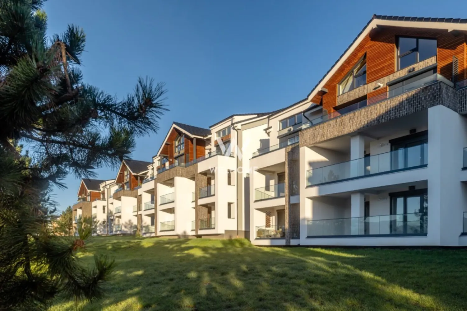 Apartament 2 camere, etaj 1, la cheie, terasă 18.46 - întabulat - Agenția Welhome Imobiliare vă prezintă spre vânzare un apartament cu 2 camere, finisat la cheie, cu o suprafață utilă de 52,06 mp, completată de o terasă generoasă de 18,46 mp, cu orientare sudică — ideală pentru lumină naturală pe tot parcursul zilei și pentru un spațiu de relaxare confortabil.

Locuința face parte dintr-un ansamblu unde contează mai mult stilul de viață de zi cu zi: spații verzi bine amenajate, zone de relaxare și un cadru liniștit, care îți oferă o experiență de locuire mai echilibrată, nu doar un apartament.

 Optiuni de predare:
106.500 € – finisat la alb
114.500 € – finisat la cheie
135.000 € – mobilat și utilat

Apartamentul are toate contoarele montate și poate fi achiziționat atât din surse proprii, cât și prin credit bancar. Se acceptă și plata în rate direct de la dezvoltator, cu avans minim de 50%, iar consultantul imobiliar îți oferă toate detaliile.

Un avantaj important este accesul rapid către oraș, fără ambuteiaje și fără blocaje în orele de vârf, ceea ce face deplasarea zilnică mai ușoară și mai eficientă. În cartier există și un magazin pentru cumpărături rapide, foarte aproape de locuință.

🏡 Dotari:
Încălzire în pardoseală
Centrală termică în condensare
Aer condiționat inclus
Jaluzele electrice exterioare
Tâmplărie PVC cu 3 foi de sticlă
Izolație cu vată bazaltică
Balcon finisat cu granit + balustradă din sticlă securizată
Clasă energetică A

🌿 Ansamblu:
Aproximativ 45% spații verzi
Sistem automat de irigații și arbori maturi
Priveliște panoramică
Locuri de joacă pentru copii
Loc de parcare inclus
Acces facil din mai multe direcții
Drumuri complet pavate

📷 Fotografii cu caracter informativ

0% comision pentru cumpărător!

📍 Locație: DaVinci Homes – Zona de Vest, Sibiu (apartamentul 5, vila Raffaello 29D)