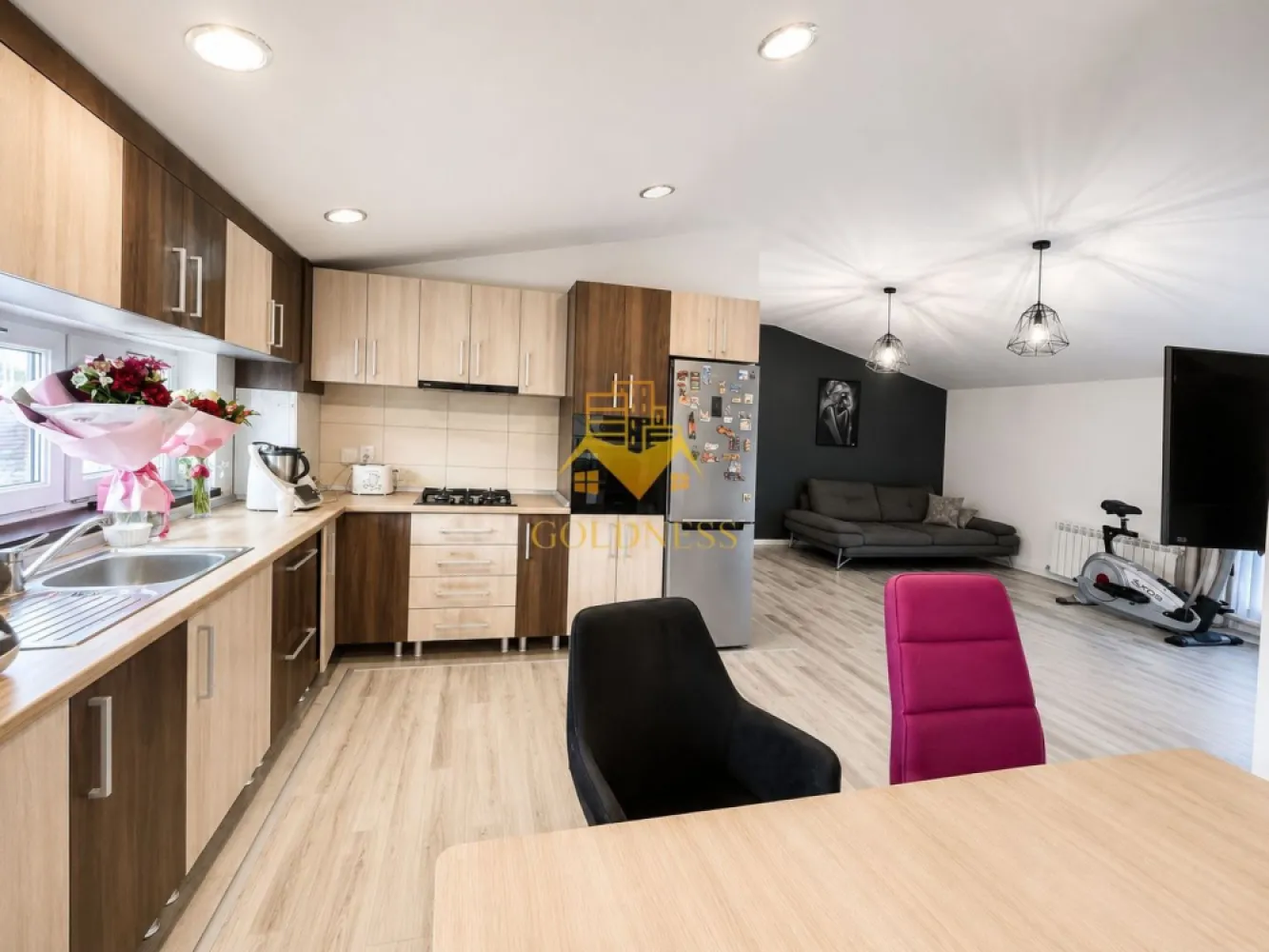 3 Camere Openspace, Zorilor, UMF, UTCN, Parcare, Pasteur, USAMV, Sigma - GOLDNESS Imobiliare vă propune spre închiriere un apartament cu 3 camere complet mobilat și utilat, la etajul 2 într-un imobil de 2 etaje, în Cartierul Zorilor!
2 locuri de parcare !
Se află în apropierea stațiilor de transport în comun, magazine, restaurante, spații verzi, farmacii, etc. 

Apartamentul este compartimentat astfel:
 - dormitor cu pat matrimonial, dressing, noptiere, TV
 - dormitor cu pat matrimonial, dressing, noptiere, Tv, birou
 - living cu bucatarie open space complet utilată și mobilată, canapea extensibilă, loc de servit masa, AC
 - baie cu cabina de dus, calorifer port prosop și dulap pentru depozitare.
 -baie cu cada, calorifer port prosop.

Imobilul este dotat cu toate cele necesare- centrală proprie, frigider, aragaz, hotă, mașină de spălat haine, etc. 

Dacă sunteți interesați de acest apartament și doriți să îl vizionați, dar și pentru alte oferte nu ezitați să ne contactați telefonic sau prin e-mail. Vă stăm la dispoziție!
Pentru intermediere se percepe un comision de 50% din prețul chiriei!