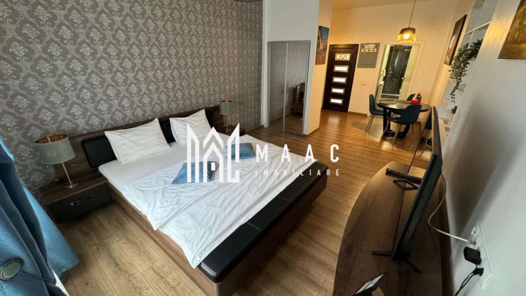 2 Garsoniere | Etaj 1 | Regim Hotelier I Ultracentral - MAAC Imobiliare propune atentiei dumneavoastra o oportunitate de investitie, afacere la cheie, in inima orasului Sibiu.

Cele 2 garsoniere elegante au fost renovate, se predau complet mobilate si utilate, impreuna cu contul de Booking (nota 9,7).

Supafata utila este de 40mp, respectiv 37mp. Fiecare garsoniera este alcatuita din dormitor cu pat matromonial, chicineta cu toate facilitatile, zona de dining, baie moderna cu geam.

Accesul se face de pe terasa. 

Aferent - pivnita, debara, pod.

Sunt situate una langa alta, la etajul 1 al unei cladiri de tip casa cu regim de inaltime P+E. 

Acoperisul cladirii este din tigla si a fost schimbat recent. Sistemul de incalzire este cu centrala proprie (pentru ambele garsoniere) si calorifere.

Curtea interioara are suprafata de 200mp.

Pentru mai multe detalii sau pentru a programa o vizionare, va rugam specificati telefonic ID: CP2312693