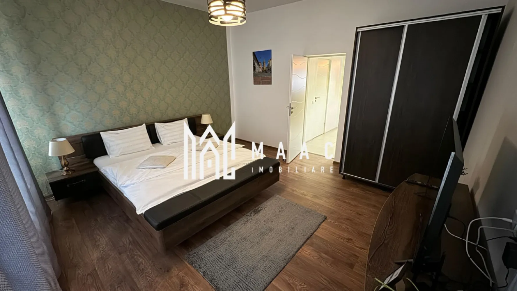 2 Garsoniere | Etaj 1 | Regim Hotelier I Ultracentral - MAAC Imobiliare propune atentiei dumneavoastra o oportunitate de investitie, afacere la cheie, in inima orasului Sibiu.

Cele 2 garsoniere elegante au fost renovate, se predau complet mobilate si utilate, impreuna cu contul de Booking (nota 9,7).

Supafata utila este de 40mp, respectiv 37mp. Fiecare garsoniera este alcatuita din dormitor cu pat matromonial, chicineta cu toate facilitatile, zona de dining, baie moderna cu geam.

Accesul se face de pe terasa. 

Aferent - pivnita, debara, pod.

Sunt situate una langa alta, la etajul 1 al unei cladiri de tip casa cu regim de inaltime P+E. 

Acoperisul cladirii este din tigla si a fost schimbat recent. Sistemul de incalzire este cu centrala proprie (pentru ambele garsoniere) si calorifere.

Curtea interioara are suprafata de 200mp.

Pentru mai multe detalii sau pentru a programa o vizionare, va rugam specificati telefonic ID: CP2312693