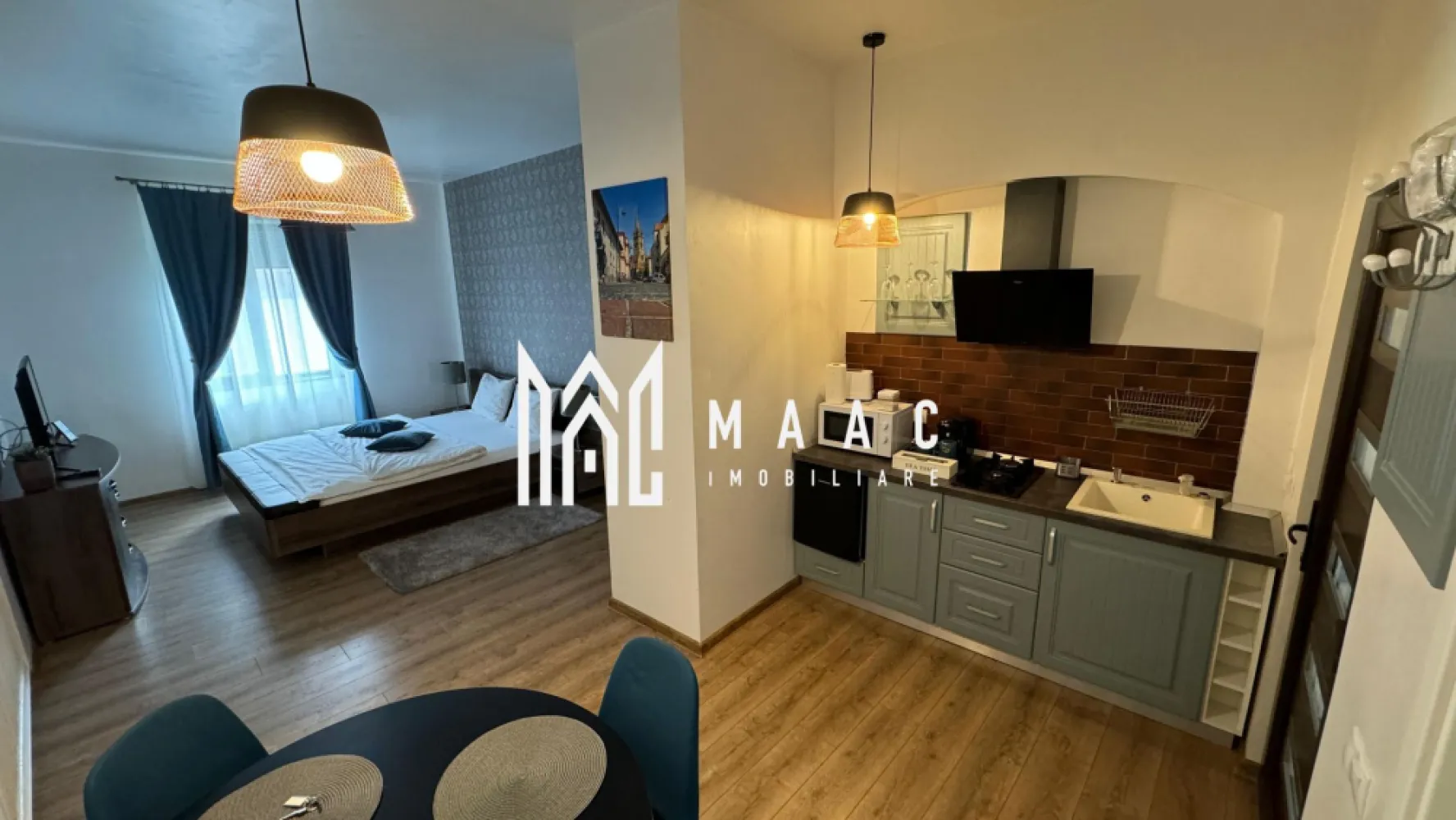 2 Garsoniere | Etaj 1 | Regim Hotelier I Ultracentral - MAAC Imobiliare propune atentiei dumneavoastra o oportunitate de investitie, afacere la cheie, in inima orasului Sibiu.

Cele 2 garsoniere elegante au fost renovate, se predau complet mobilate si utilate, impreuna cu contul de Booking (nota 9,7).

Supafata utila este de 40mp, respectiv 37mp. Fiecare garsoniera este alcatuita din dormitor cu pat matromonial, chicineta cu toate facilitatile, zona de dining, baie moderna cu geam.

Accesul se face de pe terasa. 

Aferent - pivnita, debara, pod.

Sunt situate una langa alta, la etajul 1 al unei cladiri de tip casa cu regim de inaltime P+E. 

Acoperisul cladirii este din tigla si a fost schimbat recent. Sistemul de incalzire este cu centrala proprie (pentru ambele garsoniere) si calorifere.

Curtea interioara are suprafata de 200mp.

Pentru mai multe detalii sau pentru a programa o vizionare, va rugam specificati telefonic ID: CP2312693