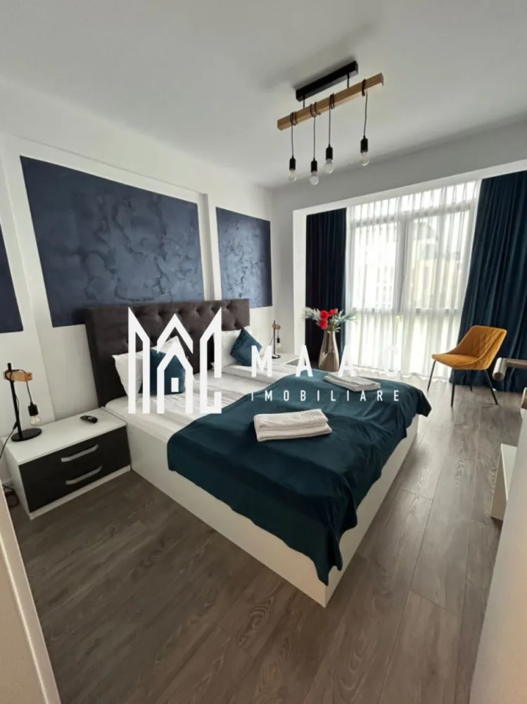 Apartament 2 Camere | 32.7 mp | Loc de parcare | Pivniță | Complex Henri Coandă - MAAC Imobiliare vă propune spre vânzare un apartament modern cu 2 camere, situat în complexul rezidențial Henri Coandă – ideal atât pentru locuit, cât și pentru investiție.

Locuința dispune de o suprafață utilă de 32,7 mp și este compartimentată inteligent, astfel încât să ofere confort și funcționalitate:

dormitor luminos, amenajat modern
living cu bucătărie open-space, optimizat eficient
baie modernă, cu finisaje de calitate
terasă perfectă pentru momente de relaxare

Proprietatea beneficiază de loc de parcare propriu și pivniță, aducând un plus de confort și spațiu de depozitare.

Apartamentul se vinde complet mobilat și utilat, cu finisaje premium și un design contemporan, fiind pregătit pentru mutare imediată sau exploatare investițională.

În prezent, apartamentele sunt utilizate în regim hotelier, generând venituri atractive pentru proprietari, ceea ce le transformă într-o oportunitate excelentă pentru investiție sigură.

În total sunt disponibile 4 apartamente de acest tip, situate de la parter până la etajul 3, oferind flexibilitate în alegerea poziționării dorite.

Amplasarea într-o zonă în plină dezvoltare, cu acces facil către punctele de interes, completează perfect avantajele acestei proprietăți.

Pentru mai multe detalii sau pentru a programa o vizionare, vă rugăm să ne contactați și să specificați ID