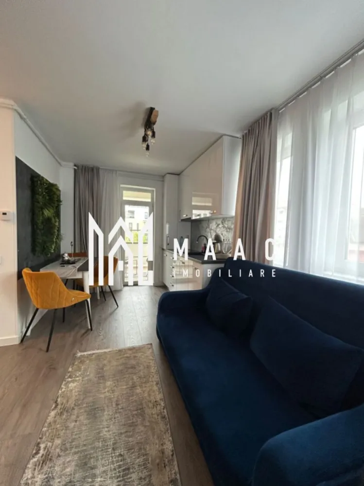 Apartament 2 Camere | 32.7 mp | Loc de parcare | Pivniță | Complex Henri Coandă - MAAC Imobiliare vă propune spre vânzare un apartament modern cu 2 camere, situat în complexul rezidențial Henri Coandă – ideal atât pentru locuit, cât și pentru investiție.

Locuința dispune de o suprafață utilă de 32,7 mp și este compartimentată inteligent, astfel încât să ofere confort și funcționalitate:

dormitor luminos, amenajat modern
living cu bucătărie open-space, optimizat eficient
baie modernă, cu finisaje de calitate
terasă perfectă pentru momente de relaxare

Proprietatea beneficiază de loc de parcare propriu și pivniță, aducând un plus de confort și spațiu de depozitare.

Apartamentul se vinde complet mobilat și utilat, cu finisaje premium și un design contemporan, fiind pregătit pentru mutare imediată sau exploatare investițională.

În prezent, apartamentele sunt utilizate în regim hotelier, generând venituri atractive pentru proprietari, ceea ce le transformă într-o oportunitate excelentă pentru investiție sigură.

În total sunt disponibile 4 apartamente de acest tip, situate de la parter până la etajul 3, oferind flexibilitate în alegerea poziționării dorite.

Amplasarea într-o zonă în plină dezvoltare, cu acces facil către punctele de interes, completează perfect avantajele acestei proprietăți.

Pentru mai multe detalii sau pentru a programa o vizionare, vă rugăm să ne contactați și să specificați ID