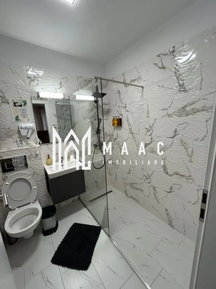 Apartament 2 Camere | 40,8 mp | Loc de parcare | Pivniță | Complex Henri Coandă - MAAC Imobiliare vă propune spre vânzare un apartament modern cu 2 camere, situat în complexul rezidențial Henri Coandă – o alegere ideală atât pentru locuit, cât și pentru investiție.

Locuința dispune de o suprafață utilă de 40,8 mp și este compartimentată inteligent, oferind un ambient plăcut și funcțional:

dormitor luminos, amenajat cu bun gust
living spațios cu bucătărie open-space, perfect pentru relaxare și socializare
baie modernă, dotată cu finisaje de calitate
terasă ideală pentru momentele de relaxare

Un mare avantaj al proprietății îl reprezintă locul de parcare propriu și pivnița, oferind spațiu suplimentar pentru depozitare și un plus de confort în viața de zi cu zi.

Apartamentul se vinde complet mobilat și utilat, fiind amenajat cu atenție la detalii, într-un stil modern și elegant. Finisajele premium și dotările de calitate asigură un nivel ridicat de confort, fiind pregătit pentru mutare imediată sau continuarea activității investiționale.

În prezent, proprietatea este exploatată în regim hotelier, generând un venit atractiv pentru proprietari, ceea ce o transformă într-o oportunitate excelentă pentru cei care își doresc o investiție sigură și profitabilă.

În total sunt disponibile 4 apartamente de acest tip, situate de la parter până la etajul 3, oferind posibilitatea de a alege varianta potrivită în funcție de preferințele dumneavoastră.

Datorită amplasării într-o zonă în continuă dezvoltare, cu acces facil către punctele de interes, acest apartament îmbină perfect confortul cu potențialul investițional.

Pentru mai multe detalii sau pentru a programa o vizionare, vă rugăm să ne contactați și să specificați ID:CP3065638