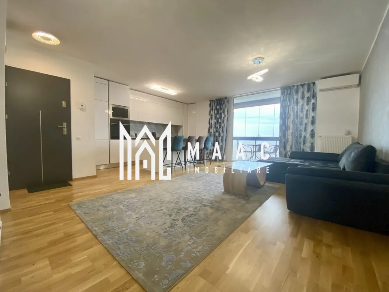 Apartament 3 Camere | 2 Băi | Mobilat Lux| Loc de Parcare | Boxă | Zonă Centrală - MAAC Imobiliare vă propune spre închiriere: apartament 3 camere în Complex Cibinium, Sibiu
Vă prezentăm un apartament modern, situat într-un ansamblu rezidențial nou, ideal pentru cei care își doresc confort, funcționalitate și acces rapid către principalele puncte de interes ale orașului.
Detalii proprietate:

Suprafață utilă: 70 mp
Balcon: 8 mp, închis cu panouri glisante din sticlă securizată, amenajat ca spațiu de relaxare
Etaj: 3 din 4 (imobil dotat cu lift)
Boxă la subsol
1 loc de parcare inclus

Apartamentul este amenajat cu mult bun gust, cu atenție la detalii, fiind utilizate materiale, mobilier și electrocasnice de calitate superioară.
Compartimentare:
Hol de acces cu spații de depozitare
Living cu bucătărie open space și acces în balcon
2 dormitoare
2 băi (una cu duș, una cu cadă)

Avantaje:
Ansamblu rezidențial nou și modern
Locație practică, aproape de toate facilitățile
Balcon închis, utilizabil în orice sezon
Două băi pentru un plus de confort
Aer condiționat
Complet mobilat și utilat
Loc de parcare și spațiu de depozitare incluse

Localizare:
Imobilul este situat în zona Kaufland Turnișor, una dintre cele mai bine conectate zone din Sibiu. În imediata apropiere regăsiți magazine, supermarketuri, bănci, farmacii, restaurante și stații de transport în comun, oferind un stil de viață confortabil și accesibil.

Pentru mai multe detalii sau pentru a programa o vizionare, vă rugăm să ne contactați, specificând ID:CP3052707