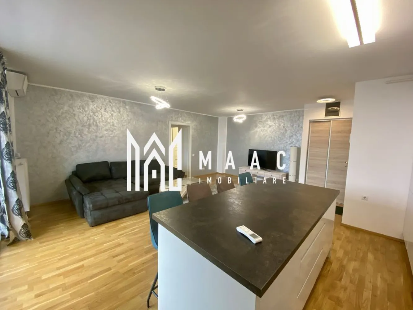 Apartament 3 Camere | 2 Băi | Mobilat Lux| Loc de Parcare | Boxă | Zonă Centrală - MAAC Imobiliare vă propune spre închiriere: apartament 3 camere în Complex Cibinium, Sibiu
Vă prezentăm un apartament modern, situat într-un ansamblu rezidențial nou, ideal pentru cei care își doresc confort, funcționalitate și acces rapid către principalele puncte de interes ale orașului.
Detalii proprietate:

Suprafață utilă: 70 mp
Balcon: 8 mp, închis cu panouri glisante din sticlă securizată, amenajat ca spațiu de relaxare
Etaj: 3 din 4 (imobil dotat cu lift)
Boxă la subsol
1 loc de parcare inclus

Apartamentul este amenajat cu mult bun gust, cu atenție la detalii, fiind utilizate materiale, mobilier și electrocasnice de calitate superioară.
Compartimentare:
Hol de acces cu spații de depozitare
Living cu bucătărie open space și acces în balcon
2 dormitoare
2 băi (una cu duș, una cu cadă)

Avantaje:
Ansamblu rezidențial nou și modern
Locație practică, aproape de toate facilitățile
Balcon închis, utilizabil în orice sezon
Două băi pentru un plus de confort
Aer condiționat
Complet mobilat și utilat
Loc de parcare și spațiu de depozitare incluse

Localizare:
Imobilul este situat în zona Kaufland Turnișor, una dintre cele mai bine conectate zone din Sibiu. În imediata apropiere regăsiți magazine, supermarketuri, bănci, farmacii, restaurante și stații de transport în comun, oferind un stil de viață confortabil și accesibil.

Pentru mai multe detalii sau pentru a programa o vizionare, vă rugăm să ne contactați, specificând ID:CP3052707