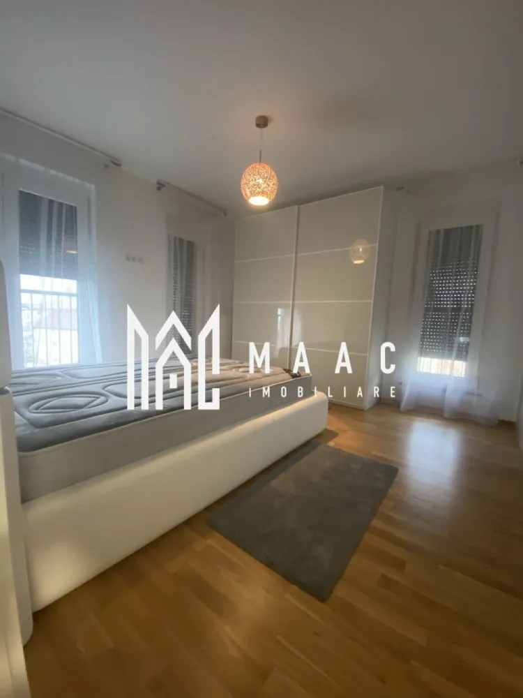 Apartament 3 Camere | 2 Băi | Mobilat Lux| Loc de Parcare | Boxă | Zonă Centrală - MAAC Imobiliare vă propune spre închiriere: apartament 3 camere în Complex Cibinium, Sibiu
Vă prezentăm un apartament modern, situat într-un ansamblu rezidențial nou, ideal pentru cei care își doresc confort, funcționalitate și acces rapid către principalele puncte de interes ale orașului.
Detalii proprietate:

Suprafață utilă: 70 mp
Balcon: 8 mp, închis cu panouri glisante din sticlă securizată, amenajat ca spațiu de relaxare
Etaj: 3 din 4 (imobil dotat cu lift)
Boxă la subsol
1 loc de parcare inclus

Apartamentul este amenajat cu mult bun gust, cu atenție la detalii, fiind utilizate materiale, mobilier și electrocasnice de calitate superioară.
Compartimentare:
Hol de acces cu spații de depozitare
Living cu bucătărie open space și acces în balcon
2 dormitoare
2 băi (una cu duș, una cu cadă)

Avantaje:
Ansamblu rezidențial nou și modern
Locație practică, aproape de toate facilitățile
Balcon închis, utilizabil în orice sezon
Două băi pentru un plus de confort
Aer condiționat
Complet mobilat și utilat
Loc de parcare și spațiu de depozitare incluse

Localizare:
Imobilul este situat în zona Kaufland Turnișor, una dintre cele mai bine conectate zone din Sibiu. În imediata apropiere regăsiți magazine, supermarketuri, bănci, farmacii, restaurante și stații de transport în comun, oferind un stil de viață confortabil și accesibil.

Pentru mai multe detalii sau pentru a programa o vizionare, vă rugăm să ne contactați, specificând ID:CP3052707