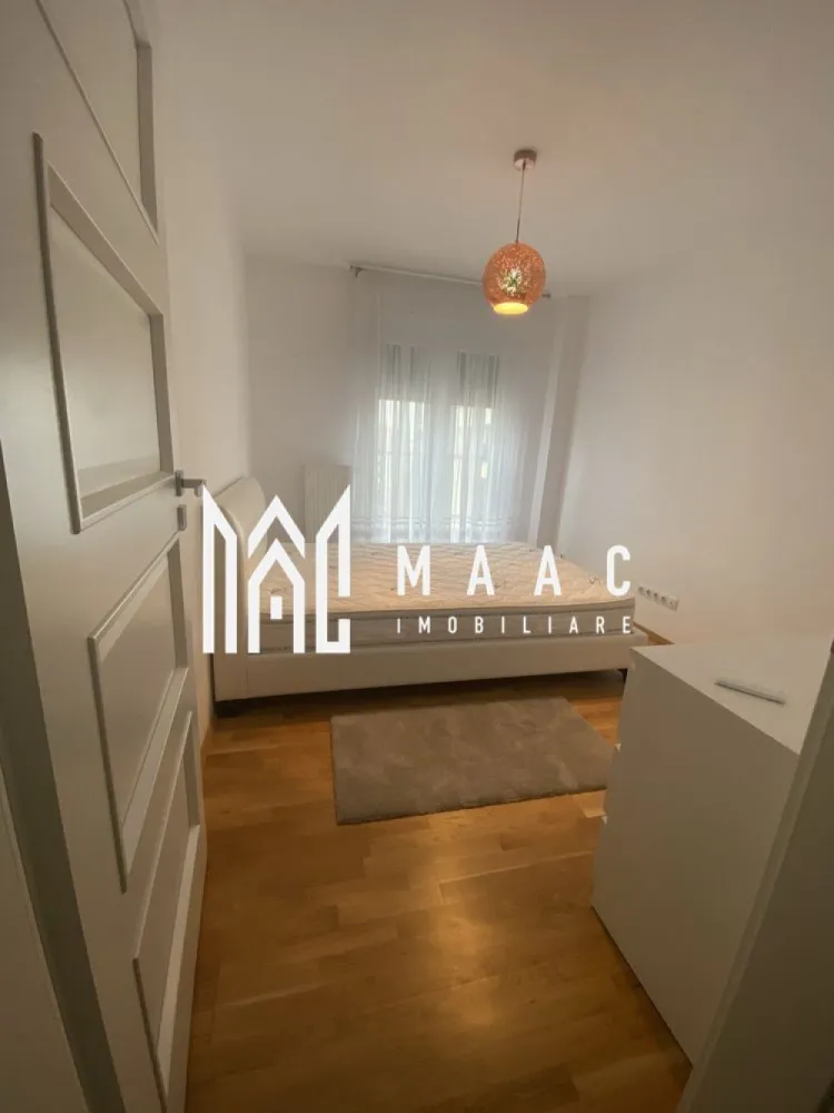 Apartament 3 Camere | 2 Băi | Mobilat Lux| Loc de Parcare | Boxă | Zonă Centrală - MAAC Imobiliare vă propune spre închiriere: apartament 3 camere în Complex Cibinium, Sibiu
Vă prezentăm un apartament modern, situat într-un ansamblu rezidențial nou, ideal pentru cei care își doresc confort, funcționalitate și acces rapid către principalele puncte de interes ale orașului.
Detalii proprietate:

Suprafață utilă: 70 mp
Balcon: 8 mp, închis cu panouri glisante din sticlă securizată, amenajat ca spațiu de relaxare
Etaj: 3 din 4 (imobil dotat cu lift)
Boxă la subsol
1 loc de parcare inclus

Apartamentul este amenajat cu mult bun gust, cu atenție la detalii, fiind utilizate materiale, mobilier și electrocasnice de calitate superioară.
Compartimentare:
Hol de acces cu spații de depozitare
Living cu bucătărie open space și acces în balcon
2 dormitoare
2 băi (una cu duș, una cu cadă)

Avantaje:
Ansamblu rezidențial nou și modern
Locație practică, aproape de toate facilitățile
Balcon închis, utilizabil în orice sezon
Două băi pentru un plus de confort
Aer condiționat
Complet mobilat și utilat
Loc de parcare și spațiu de depozitare incluse

Localizare:
Imobilul este situat în zona Kaufland Turnișor, una dintre cele mai bine conectate zone din Sibiu. În imediata apropiere regăsiți magazine, supermarketuri, bănci, farmacii, restaurante și stații de transport în comun, oferind un stil de viață confortabil și accesibil.

Pentru mai multe detalii sau pentru a programa o vizionare, vă rugăm să ne contactați, specificând ID:CP3052707
